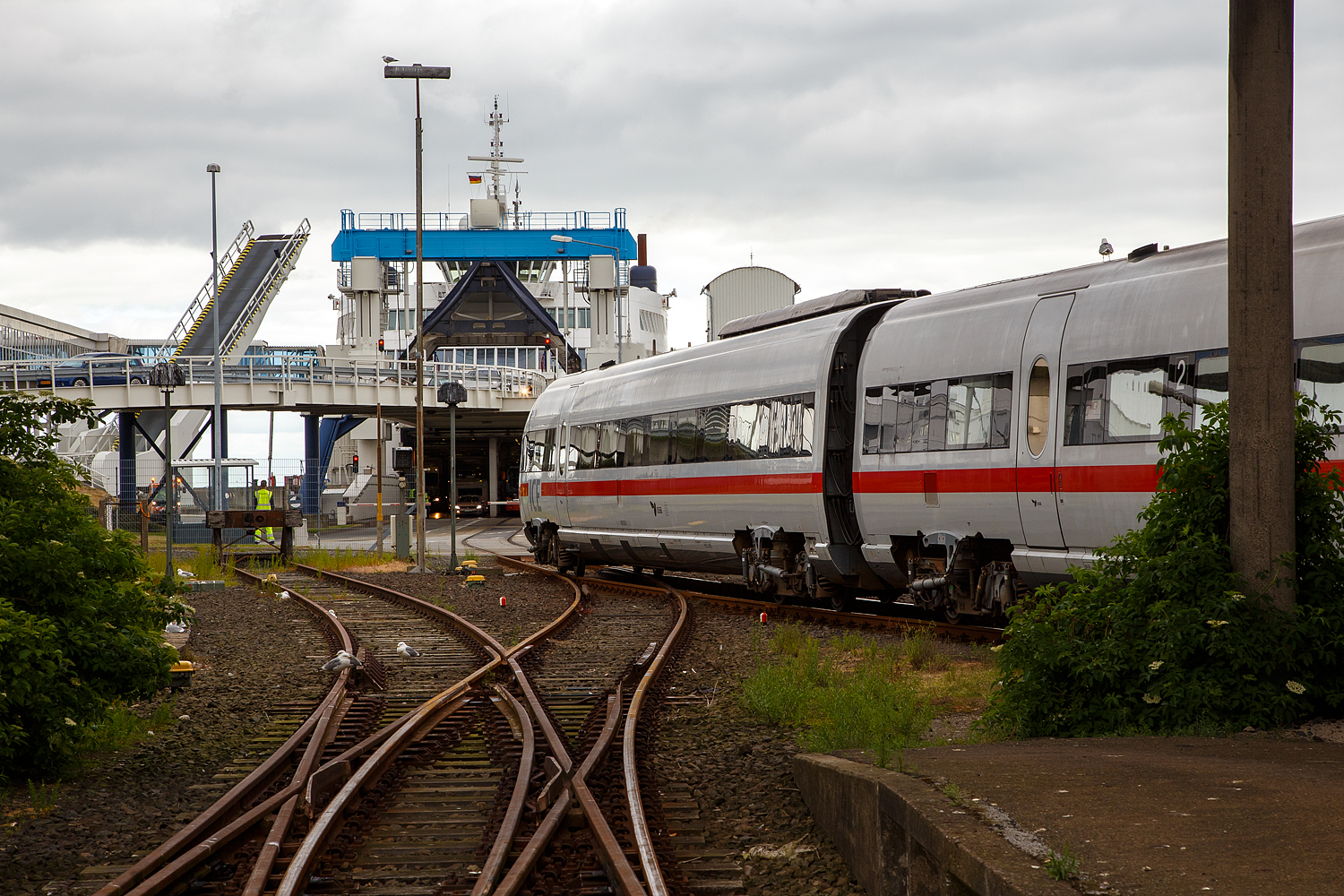 Der ICE TD bzw. VT 605, Tz 5503 hat am 15 Juni 2015, als ICE 33 (Hamburg Hbf - Koebenhavn H), den Fährbahnhof Puttgarten erreicht. Nun wird trajektiert, der ICE Dieseltriebzug fährt in die Scandlines Fähre  Prins Richard .  