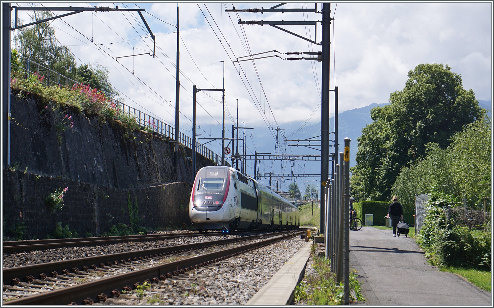 Der inoui TGV Rame 4715 bei Villeneuve mit einem blauen Zwergsignal, wie sie bei ETCS Betrieb Verwendung finden. Da ich von diesem TGV auf einem Spaziergang überrascht wurde, stand ich nicht gerade geschickt...   

4. Juni 2024