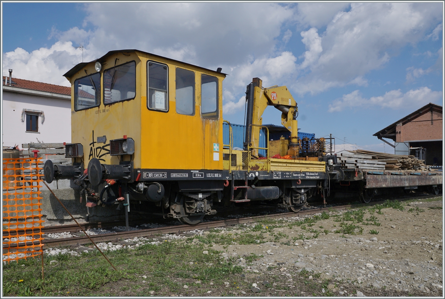 Der IT RFI 150 138-2 steht in Brescello-Viadana der Strecke Parma - Suzzara. Hier in Brescello und Umgebung wurden die bekannten  Don Camillo -Filme gedreht. Grund des Einsatzes des TI RFI 150 138-2 Arbeiten für die Elektrifzierung der Strecke! 

15. März 2023