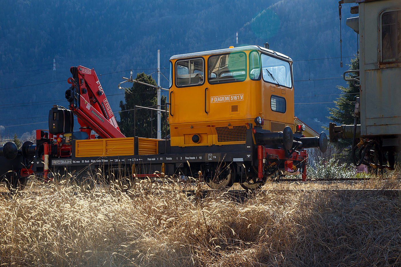 Der Italienische Rottenkraftwagen mit Kran/ Motocarrello di servizio con gru a bracci, F D AGR MI 5161 V (ähnlich einem Klv 53 der DB) mit dem zweiachsigem Gleiskraftwagenanhänger WD CRR MI 0098 L abgestellt am 19 Februar 2017 in Tirano, leider hier im Gegenlicht.

Der Klv 53 (Kleinwagen mit Verbrennungsmotor 53) zählte bei der DB ursprünglich zu den meistgebauten Arbeitszugfahrzeugen. Im Rahmen von Modernisierungs- und Umstrukturierungsmaßnahmen wurden und werden viele der inzwischen etwas angejahrten Fahrzeuge an private Gleis- und Oberleitungs-Baufirmen sowie Privatbahnen im In- und Ausland verkauft und sind dort nach einer meist gründlichen Aufarbeitung und Detail-Umbauten nach wie vor im Einsatz. Dieses Fahrzeug hat einen Kran vom Italienischen Hersteller FASSI (Typ Fassi F 150), bei den DB Klv 53 wurden Ladekrane von Atlas oder Meiller verwendet. Zudem hat das Italienische Fahrzeug wie auch der Wagen hier (schwere) Hülsenpuffer, so sind diese Fahrzeuge auch etwas länger.

TECHNISCHE DATEN vom Klv: 
Spurweite: 1.435 mm (Normalspur)
Achsformel: B
Länge über Puffer: 7.060 mm
Achsabstand: 3.750 mm
Treibraddurchmesser: 700 mm (neu)
Höchstgeschwindigkeit : 55 km/h
Eigengewicht: 11 t 
Nutzlast: 2 t