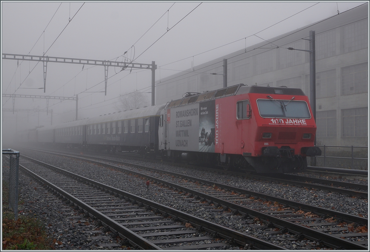 Der Jurasüdfuss-Nebel ist wirklich verdriesslich, besonders, wenn er sogar in die Juratäler schleicht... 
In der Klus ist die Re 456 095 mit drei 1.Klasse ex DB / heute  Swiss Train Bleu  Wagen und weiteren vom Nebe verborgenen Fahrzeugen abgestellt. 
Ganz links im Bild die auf dieser Seite bereits angesprochene  Fotografenkanzel  zu sehen. 

8. Nov. 2025

