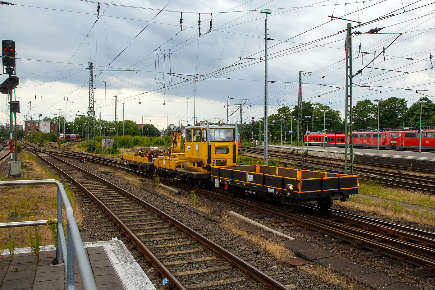 Der Klv 53 der Bauart BA 531 - Schwerer Rottenkraftwagen mit der Schwer Kleinwagen Nr. 99 80 9610 001-6 der SEK e.K. (Horst) bzw. Martin Steinbrecher Gleisbau GmbH, rangiert  am 31.05.2022, mit dem vorangestellten Gleiskraftwagenanhänger Kla 03 (Kleinagen Nr. 99 80 9750 429-9) und angehangen Gleiskraftwagenanhänger Kla 03 (Kleinagen Nr. 99 80 9750 430-7), beim/im Hbf Münster (Westf.).  

Die Abkürzung Klv steht für Kleinwagen mit Verbrennungsmotor. Oft wird er auch als Skl 53 bezeichnet, wobei das Skl für Schwerkleinwagen steht. Die Bauart BA 531 hat einen Deutz-Dieselmotor vom Typ F6L 413 mit 116 PS Leistung und eine Ladekran vom Typ Atlas AK 3001 DB

TECHNISCHE DATEN von Klv 53 
Spurweite: 1.435 mm (Normalspur)
Achsformel: B
Länge über Puffer: 6.870 mm
Achsabstand: 3.750 mm
Höchstgeschwindigkeit : 70 km/h
Eigengewicht: 10 t (ursprünglich 8.100 kg)
Nutzlast: 6 t
Anhängelast: 42 t
Zur Mitfahrt zugel. Personen: 6
Motor: Deutz luftgekühlter 6-Zylinder-V-Dieselmotor  F 6L 413 V
Motorleistung: 85 kW (116 PS)

TECHNISCHE DATEN der  Kla 03
Länge über Puffer: 6.300 mm bzw. 6.400 mm
Achsabstand: 3.750 mm bzw. 3.800 mm
Höchstgeschwindigkeit : 70 km/h
Eigengewicht: 4,2
Nutzlast: 10 t
