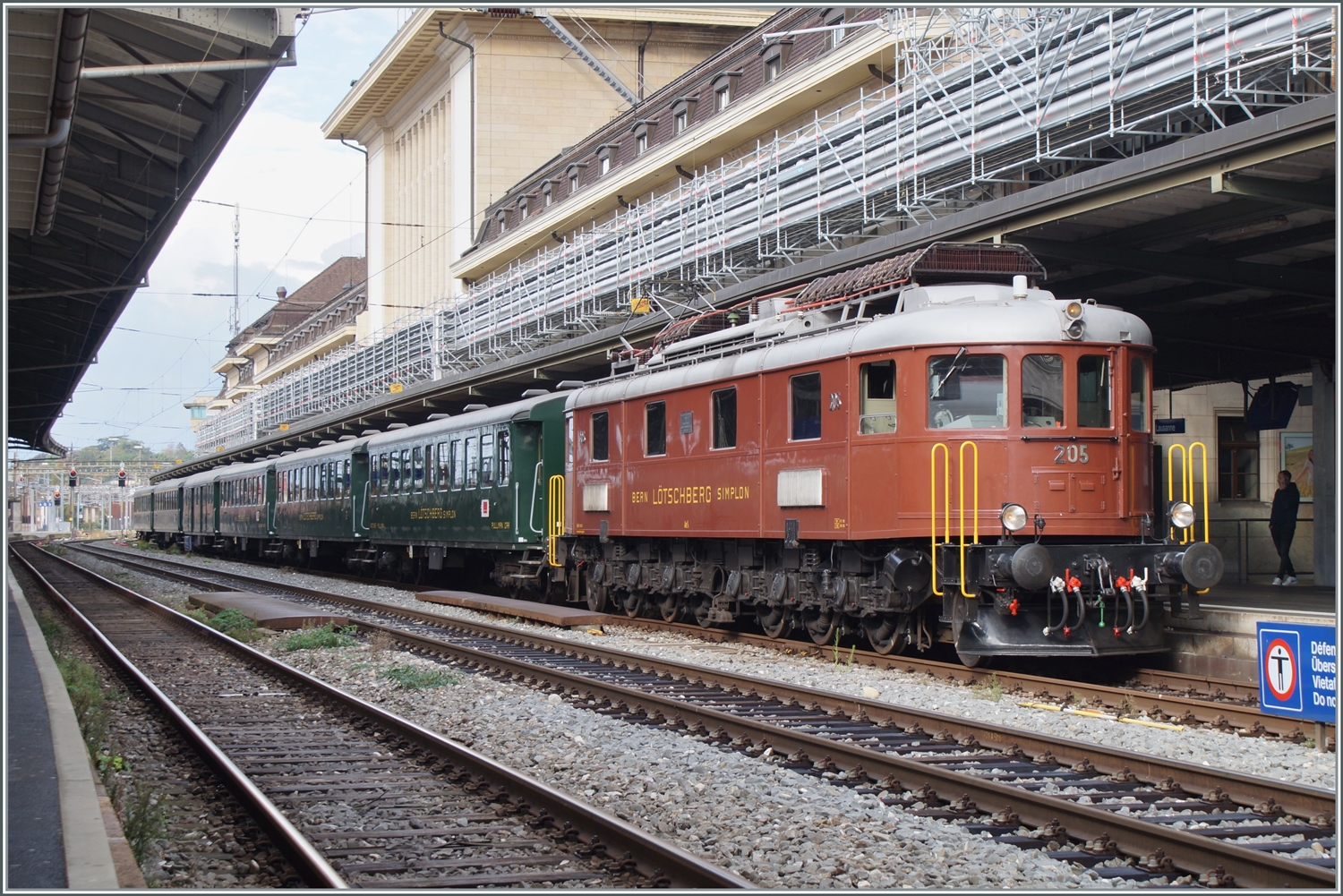 Der  L'Association 141R568  Extrazug Train Chasse mit der ex BLS Ae 6/8 N° 205 beim Halt in Lausanne.

14. Oktober 2023