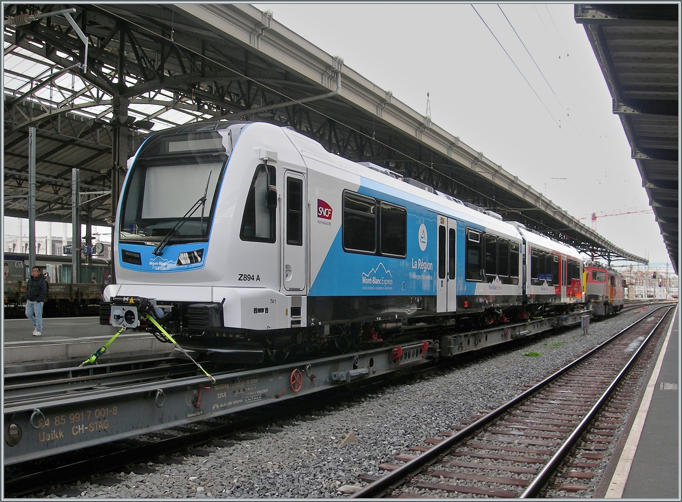 Der in Lausanne auf vier Uaikk verladene, neune zweiteiligen TMR Beh 4/8 SNCF Z 890 Triebzug zeigt sehr schn dass die Triebwagen Seite Frankreich im AURA - Blau/Weiss (rgion Auvergne-Rhne-Alpes) lackiert sind und sich Seite Schweiz im Walliser Rot/Weiss zeigen. 29. Okt. 2025