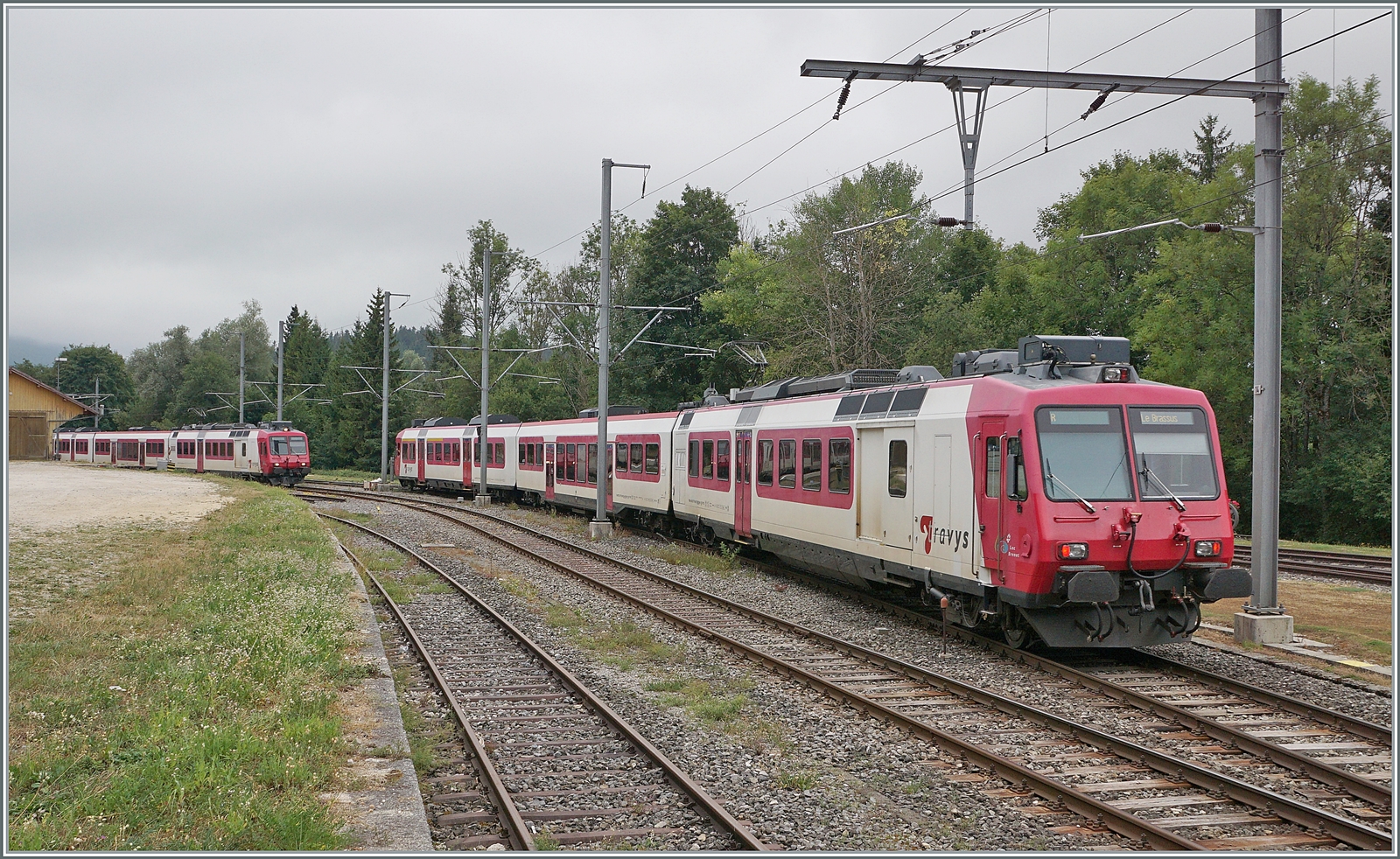 Der in Le Pont einfahrende Regionalzug 6011 von Vallorbe nach Le Brassus mit dem schiebenden TRAVYS RBDe 560 385-7  Lac de Joux  erreicht den wartenden Gegenzug 6012 mit dem TRAVYS RBDe 560 384-0  Lac de Brent . 

6. August 2022 