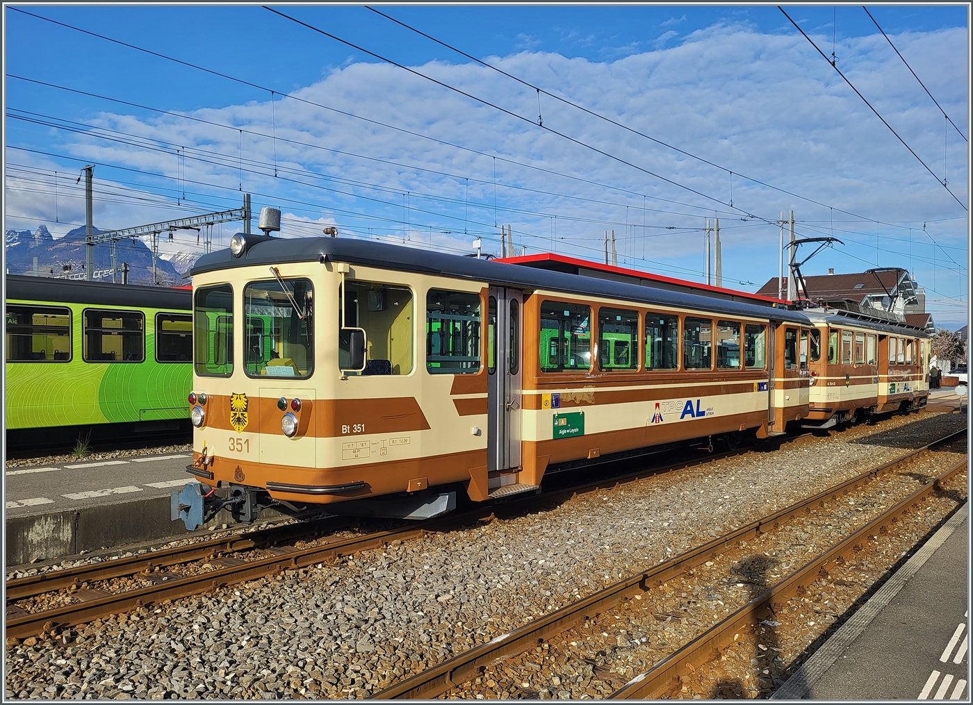 Der letzte noch in  A-L -Farben gehalten Pendelzug, bestehend aus Bt 351 und BDe 4/4 302 steht in Aigle. 

17. Feb. 2024