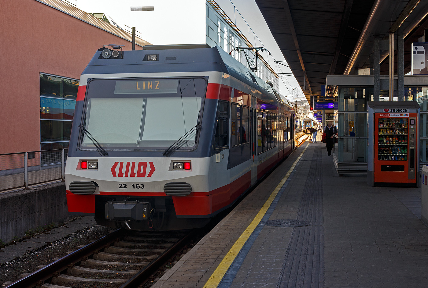 Der LILO 22 163 (A-StH 94 81 4822 163-3) ein elektrischer Zweisystem-Triebwagen vom Typ GTW 2/6 der Linzer Lokalbahn AG betrieben durch die Stern & Hafferl Verkehrsgesellschaft m.b.H. hat am 04 April 2025, von Neumarkt-Kallhamden kommend, den Hauptbahnhof Linz/Donau (A) erreicht. Interessant ist die Tatsache das die dreiteiligen Triebwagen in sterreich als eine Einheit gewertet werden, und nicht wie z.B. in Deutschland drei unterschiedliche NVR-Nummern besitzen. 

Die Stern & Hafferl besitzt fr die LILO - Linzer Lokalbahn 14 dieser elektrischen Zweisystem GTW´s, die 1. Serie von 8 Stck wurde 2000 (ET 22 151 bis 158), die 2. Serie von 6 Stck wurde 2005 (ET 22 159 bis 164) gebaut. Diese Zge wurden von dem Konsortium Bombardier und Stadler Rail gebaut. Die Stadler GTW - erste Generation der LILO entsprechen weitgehend den Zgen der ehem. MThB entsprechen. Sie verfgen jedoch ber eine Zweisystemausrstung fr 750 V Gleich- und 15 kV (16,7 Hz) Wechselspannung, um die Verbindung ber den Streckenabschnitt der BB zum Hauptahnhof Linz zu ermglichen. Sie sind klimatisiert, barrierefrei ausgerstet und verfgen ber 126 Sitz- und 108 Stehpltze. Die Triebwagen besitzen luftgefederte Laufdrehgestelle und automatisch schlieende Tren. Zudem ist eine Vielfachsteuerung von bis zu drei Einheiten mglich. Stern & Hafferl installierte zustzlich in jedem Triebfahrzeug Haltewunschtasten.

TECHNISCHE DATEN:
Baujahre: 2000 und 2005
Spurweite: 1.435 mm (Normalspur)
Achsfolge: 2’Bo2’
Lnge ber Kupplung: 38.200 mm
Breite: 3.000 mm
Achsabstand Antriebsmodul: 2.100 mm
Achsabstand in den Laufdrehgestellen: 1.900 mm
Eigengewicht: 60.000 kg
Hchstgeschwindigkeit: 120 km/h
Kurzzeitleistung: 760 kW
Dauerleistung: 520 kW
Anfahrzugkraft: 70 kN
Stromsystem: 750 V = und 15 kV, 16,7 Hz
Sitzpltze: 118
Stehpltze (4 Pers./m): 112
Fubodenhhe Niederflur: 585 mm
Hochflur: 1.000 mm
Besonderheiten: Klimaanlage, WC 
Bremse: O-R-A+Mg (D

Die Linzer Lokalbahn AG ist eine Aktiengesellschaft nach sterreichischem Recht. Die Anteile befinden sich zu 54,3 % im Besitz der Stadt Linz. Einen weiteren Hauptanteil von 35,3 % hlt die Stern & Hafferl Verkehrs-GmbH, der auch die Betriebsfhrung obliegt. Ein Anteil in Hhe von 2,6 % gehrt der Stadt Eferding, jeweils 1,0 % halten die Stdte Leonding und Peuerbach. Die restlichen Anteile verteilen sich auf mehrere Anrainergemeinden (5,0 %) oder befinden sich in Streubesitz (1,0 %).
