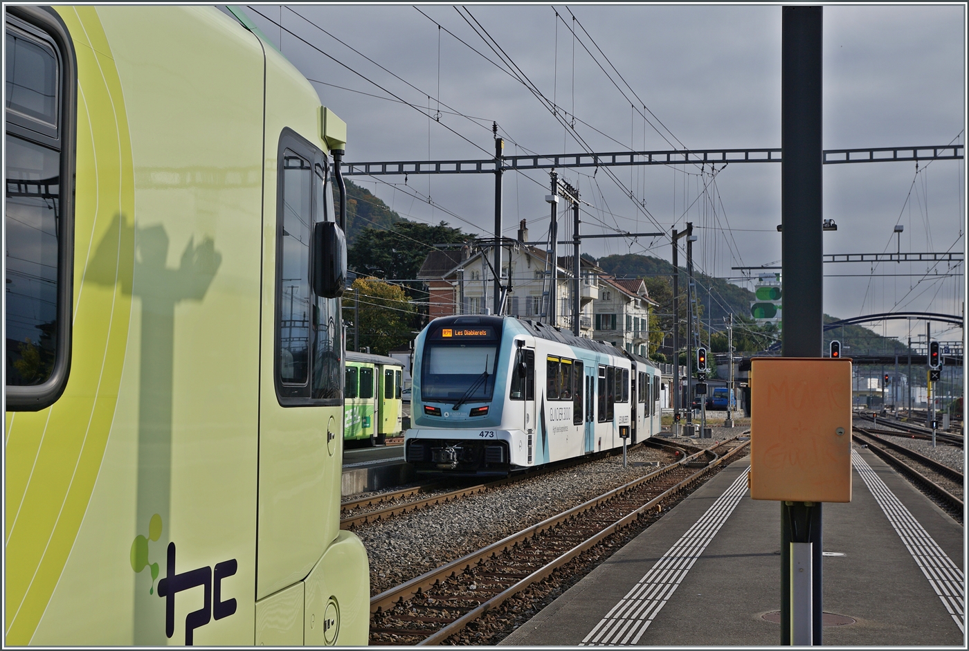 Der meiner Meinung nach durch die Glacier 3000 Werbung äussert gefällige neue ABe 4/8 473 der TPC ADS verlässt Aigle in Richtung Les Diablerets. Links im Bild der in Aigle aus Les Diablerets eingetroffen Gegenzug (mit welchem ich hier angekommen bin). 

13. Okt. 2025