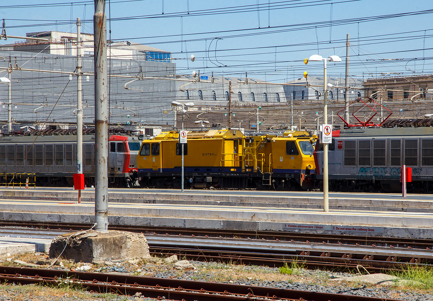 Der MerMec Mess- und Diagnose-Dieseltriebwagen SIRTER 2.0 / D.165.005 (99 83 9 165 005-3 I-RFI) der RFI - Rete Ferroviaria Italiana im Sandwich zwischen zwei „Tigern“ E.652.091-6 und E.652.138-5 (91 83 2652 091-6 I-MIR und 91 83 2652 138-5 I-MIR), sechsachsige E-Loks, der Mercitalia Rail S.r.l. am 14. Juli 2022 im Bahnhof Roma Termini.
Der Diagnose-Triebwagen (Autocarrello Diagnostico) namens SIRTER 2.0 dient zur Überprüfung der Geometrie und des Verschleißes von Gleis und Oberleitung, er wurde von der MER MEC S.p.A. in Monopoli (Italien) gebaut. 
TECHNISCHE DATEN (laut Anschriften):
Spurweite: 1.435 mm (Normalspur)
Begrenzungslinie: G1
Anzahl der Achsen: 4 (In 2 Drehgestellen)
Länge über Puffer: 16.240 mm
Drehzapfenabstand: 9.500 mm
Achsabstand im Drehgestell: 1.800 mm
Laufraddurchmesser: 920 mm (neu) / 840 mm (abgenutzt)
Höchstgeschwindigkeit: 100 km/h
Eigengewicht: 44 t
Dienstgewicht: 49 t
Bremse: Freno WU (LL)
Fährbootwinkel: max. 1° (In Italien für die Überfahrt nach Sizilien noch wichtig)
Kleinster befahrbarer Gleisbogen: R = 80 m
In dem Fahrzeug sind wohl 2 Dieselmotore verbaut, einer unter dem Fahrzeug als PowerPack für den Antrieb, sowie einer auf dem Fahrzeug für die elektrische Stromerzeug. Leider sind im Netz keine weiteren Angaben vorhanden. 
 Der MerMec Mess- und Diagnose-Dieseltriebwagen SIRTER 2.0 / D.165.005 (99 83 9 165 005-3 I-RFI) der RFI - Rete Ferroviaria Italiana im Sandwich zwischen zwei „Tigern“ E.652.091-6 und E.652.138-5 (91 83 2652 091-6 I-MIR und 91 83 2652 138-5 I-MIR), sechsachsige E-Loks, der Mercitalia Rail S.r.l. am 14. Juli 2022 im Bahnhof Roma Termini.
Der Diagnose-Triebwagen (Autocarrello Diagnostico) namens SIRTER 2.0 dient zur Überprüfung der Geometrie und des Verschleißes von Gleis und Oberleitung, er wurde von der MER MEC S.p.A. in Monopoli (Italien) gebaut. 
TECHNISCHE DATEN (laut Anschriften):
Spurweite: 1.435 mm (Normalspur)
Begrenzungslinie: G1
Anzahl der Achsen: 4 (In 2 Drehgestellen)
Länge über Puffer: 16.240 mm
Drehzapfenabstand: 9.500 mm
Achsabstand im Drehgestell: 1.800 mm
Laufraddurchmesser: 920 mm (neu) / 840 mm (abgenutzt)
Höchstgeschwindigkeit: 100 km/h
Eigengewicht: 44 t
Dienstgewicht: 49 t
Bremse: Freno WU (LL)
Fährbootwinkel: max. 1° (In Italien für die Überfahrt nach Sizilien noch wichtig)
Kleinster befahrbarer Gleisbogen: R = 80 m
In dem Fahrzeug sind wohl 2 Dieselmotore verbaut, einer unter dem Fahrzeug als PowerPack für den Antrieb, sowie einer auf dem Fahrzeug für die elektrische Stromerzeug. Leider sind im Netz keine weiteren Angaben vorhanden.