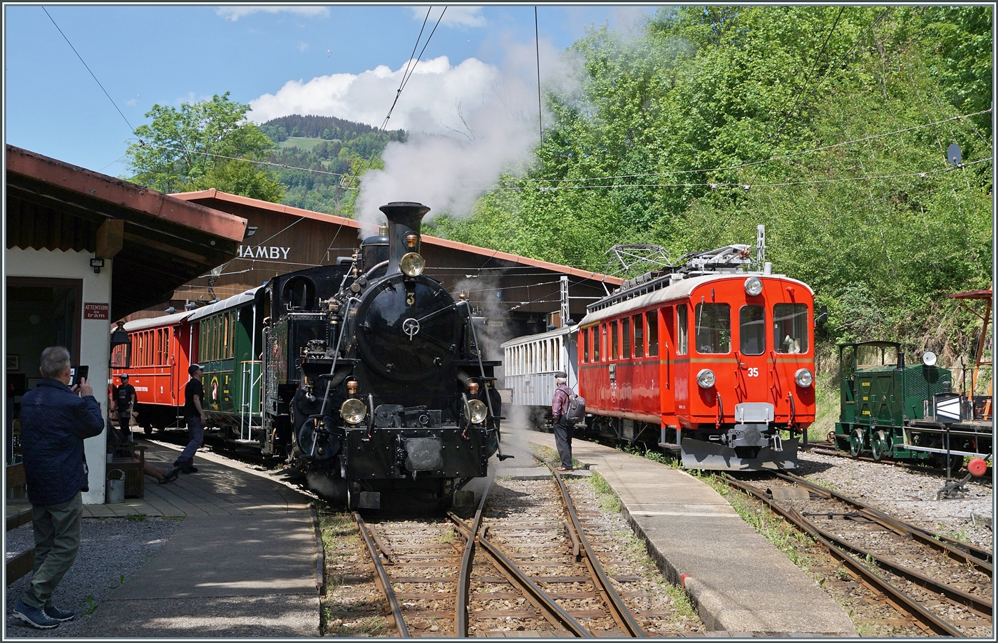 Der in der Mitte des Bildes stehende RhB ABe 4/4 I N� 35 der Blonay Chamby Bahn ergab dieses eher seltene Bild dreier Traktionsarten praktisch als Lokparade mit der von Blonay angekommen BFD HG 3/4 N� 3 und der etwas verdeckten kleinen Dieselrangierlok Tm 2/2 1 (1930/Orenstein & Koppel). 

9. Mai 2026