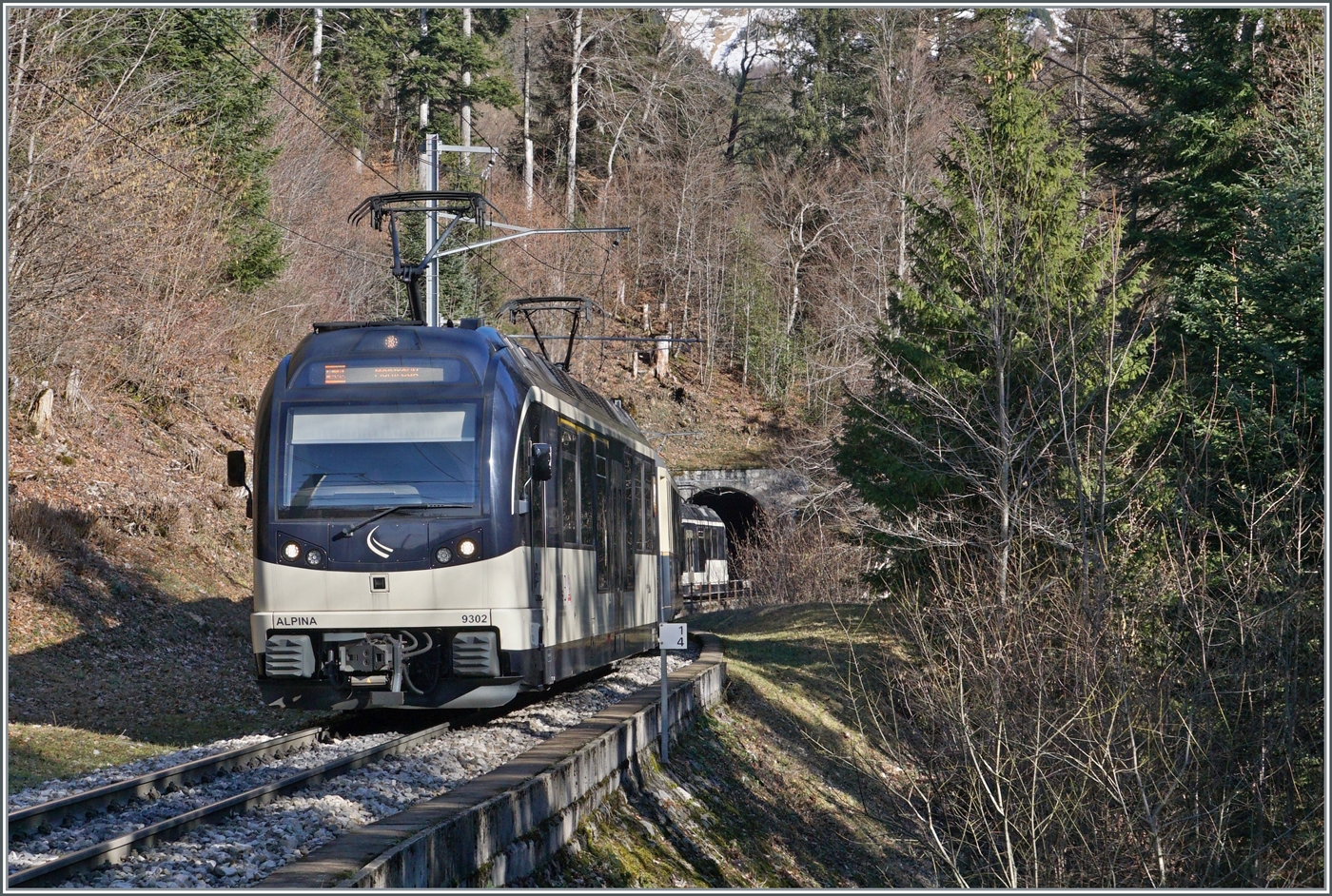 Der MOB ABe 4/4 9302 Alpina und (schieband, aber kaum zu erkenenn) ein weiterer Be 4/4  Alpina  sind kurz vor Les Avants mit ihrem MOB Classic Express auf der Fahrt von Zweismmen nach Montreux.

28. Jan. 2024