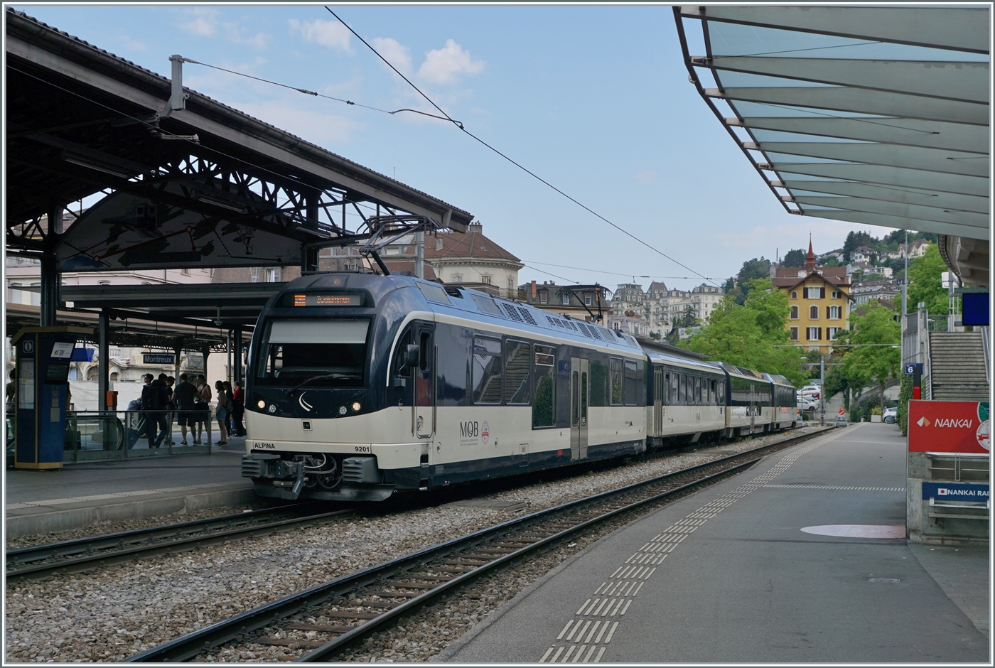 Der MOB Be 4/4 9201 ALPINA wartet mit einem recht kurzen PE30 in Montreux auf die Abfahrt nach Zweisimmen.

3. Aug. 2024