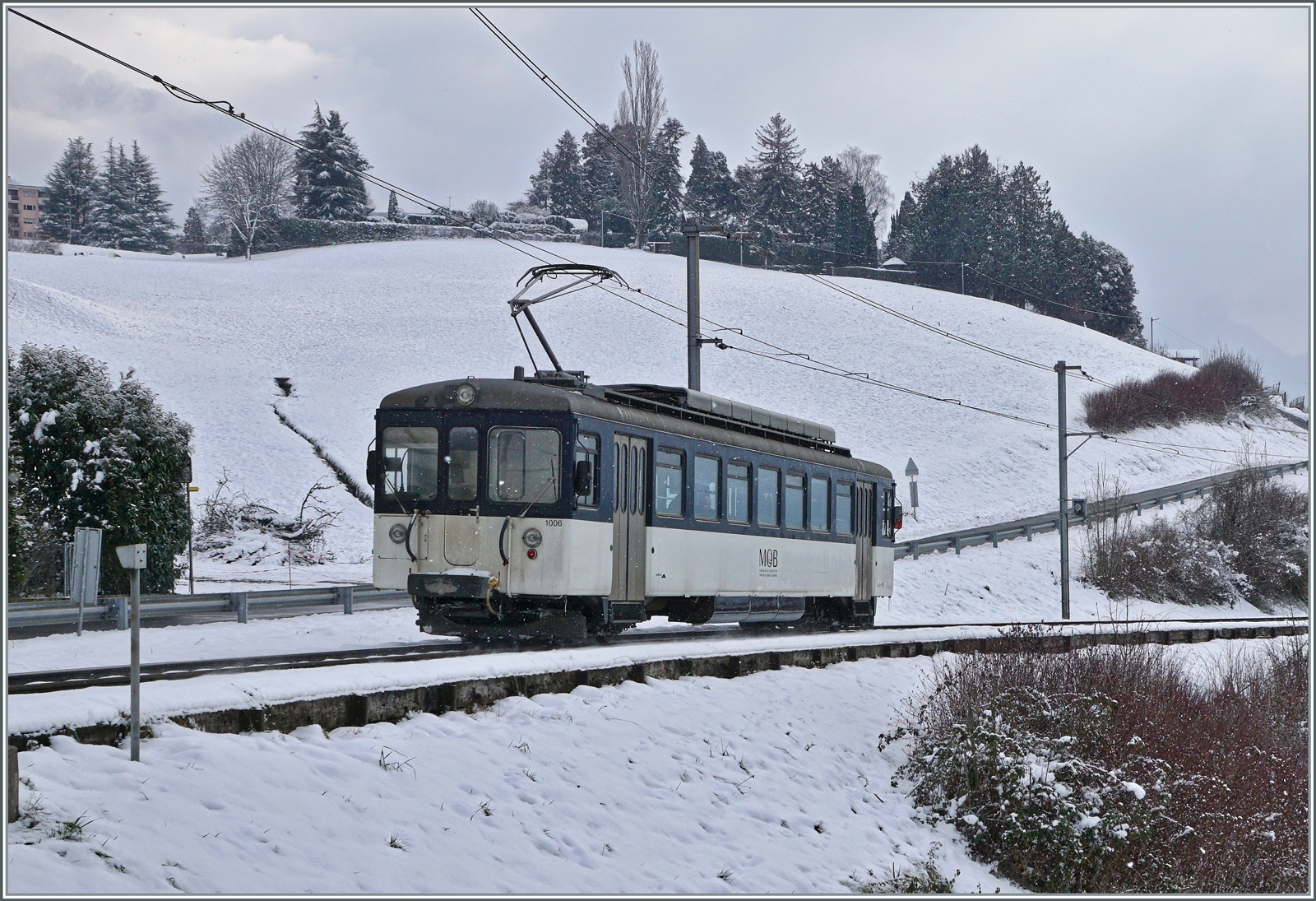 Der MOB Be 4/4 N° 1006 ist bei Planchamps auf der Fahrt nach Montreux. 

22. Jan. 2023