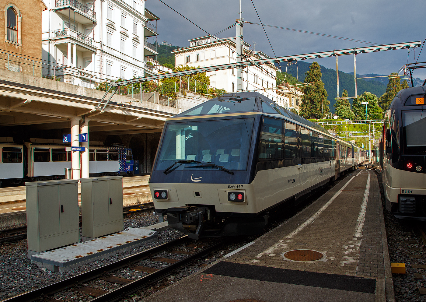 Der MOB GoldenPass-Zug R 2232 nach Zweisimmen verlsst am 26 Mai 2023 den Bahnhof Montreux, am Zugschluss der vierachsige MOB 1.Klasse Panorama-Steuerwagen Ast 117 (ex Arst 117).

Beflgelt durch den Erfolg des “Panoramic-Express” nahm die MOB 1986 eine dritte Komposition in Betrieb, welche aber gegenber den beiden vorherigen nur die erste Wagenklasse fhrte und von zwei Panorama-Steuerwagen an beiden Zugenden gesteuert wurden. Die beiden Arst 116/117 erhielten dabei die Fhrerstnde aus den dazwischen eingereihten Triebwagen BDe 3005/3006, welche ebenfalls farblich an den Zug angepasst wurden. Der Barwagen Ars 115 komplettierte den Paradezug der MOB. Ganze Frontseite steht den (VIP) Reisenden als Aussichtsabteil zur Verfgung. 

TECHNISCHE DATEN:
Hersteller: R&J / MOB / SIG
Spurweite: 1.000 mm (Meterspur)
Achsanzahl: 4 (in 2 Drehgestellen)
Lnge ber Puffer: 17.290 mm 
Wagenkastenlnge: 16.470mm
Hhe: 3.700 mm
Breite: 2.650 mm
Drehzapfenabstand: 11.350 mm 
Achsabstand im Drehgestell: 1.800 mm
Drehgestell Typ: SIG- Torsionsstab
Laufraddurchmesser: 750 mm (neu)
Eigengewicht: 20  t 
Hchstgeschwindigkeit: 100 km/h
Sitzpltze: 8 VIP-Pltze hinter der Frontscheibe und 25 in der 1. Klasse  
WC: 1

Quellen: x-rail.ch 
