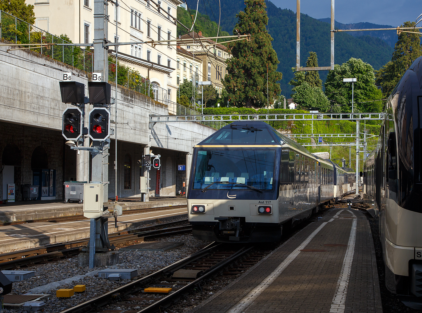 Der MOB GoldenPass-Zug R 2232 nach Zweisimmen verlässt am 26 Mai 2023 den Bahnhof Montreux, am Zugschluss der vierachsige MOB 1.Klasse Panorama-Steuerwagen Ast 117 (ex Arst 117).

Beflügelt durch den Erfolg des “Panoramic-Express” nahm die MOB 1986 eine dritte Komposition in Betrieb, welche aber gegenüber den beiden vorherigen nur die erste Wagenklasse führte und von zwei Panorama-Steuerwagen an beiden Zugenden gesteuert wurden. Die beiden Arst 116/117 erhielten dabei die Führerstände aus den dazwischen eingereihten Triebwagen BDe 3005/3006, welche ebenfalls farblich an den Zug angepasst wurden. Der Barwagen Ars 115 komplettierte den Paradezug der MOB. Ganze Frontseite steht den (VIP) Reisenden als Aussichtsabteil zur Verfügung. 

TECHNISCHE DATEN:
Hersteller: R&J / MOB / SIG
Spurweite: 1.000 mm (Meterspur)
Achsanzahl: 4 (in 2 Drehgestellen)
Länge über Puffer: 17.290 mm 
Wagenkastenlänge: 16.470mm
Höhe: 3.700 mm
Breite: 2.650 mm
Drehzapfenabstand: 11.350 mm 
Achsabstand im Drehgestell: 1.800 mm
Drehgestell Typ: SIG- Torsionsstab
Laufraddurchmesser: 750 mm (neu)
Eigengewicht: 20  t 
Höchstgeschwindigkeit: 100 km/h
Sitzplätze: 8 VIP-Plätze hinter der Frontscheibe und 25 in der 1. Klasse  
WC: 1

Quellen: x-rail.ch 