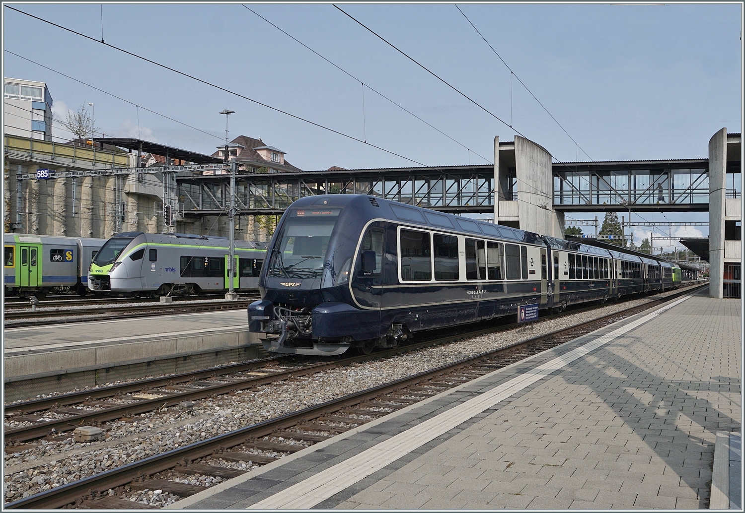 Der in Montreux auf Schmalspur losgefahrene und in Zweisimmen umgespurte GoldenPass Express GPX 4064 verlässt Spiez mit dem Ziel Interlaken Ost.

30. August 2023 

