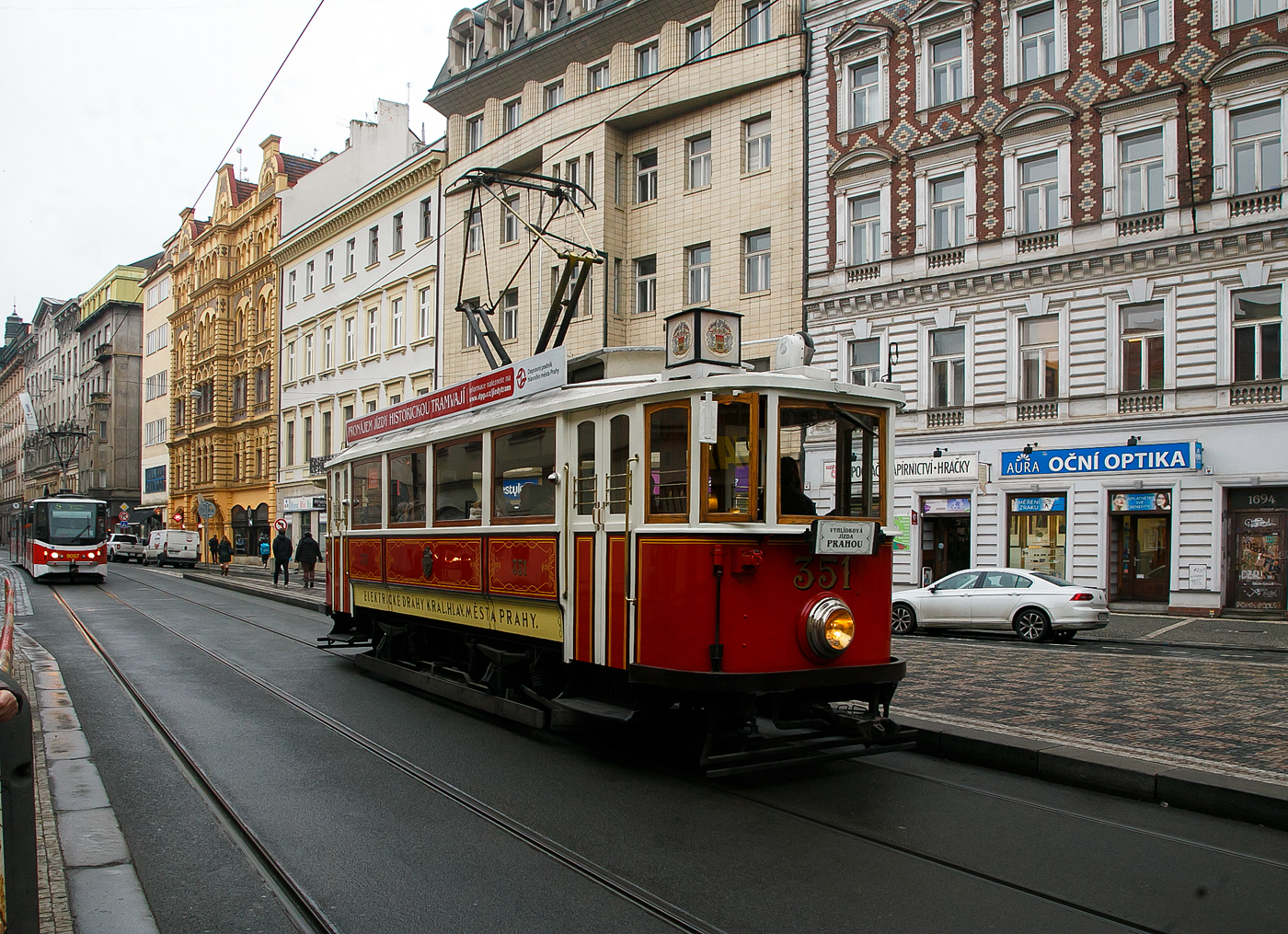 Der Museums-Triebwagen 351, ein Ringhoffer DSM, der Straßenbahn Prag (DPP - Dopravní podnik hlavního města Prahy a.s., ex Elektrické Dráhy královského města Prahy) am 23.11.2022 auf der Senovážné nám. beim Heinrichsturm (Jindřišská věž).

Der Straßenbahnwagen ein Ringhoffer DSM wurde 1915 von den Ringhoffer-Werke AG (tschech. Ringhofferovy závody a.s.) in Prag -Smíchov unter der Fabriknummer 85 231gebaut und an die Städtische Eisenbahn (Elektrické Dráhy královského města Prahy) geliefert. Im Jahr 1963 wurde er zum Arbeitstriebwagen 4023 und 1974 zum Schneepflug-Triebwagen 4213, so war er bis 1991 im Betrieb und ging dann ans MHD-Museum (Muzeum městské hromadné dopravy) und wurde in den Urzustand zurück gebaut.

Die Ringhoffer-Werke AG fusionierte 1935 mit der Tatra-Werke AG, Automobil- und Waggonbau in Kopřivnice zur Ringhoffer-Tatra Werke AG. Am 7. März 1946 wurde die Firma, entsprechend des Dekretes Nr. 108 des Präsidenten der Tschechoslowakei (Edvard Beneš) vom 24. 10.1945 verstaatlicht und Ringhoffer enteignet. Das Unternehmen firmierte dann als Tatra, národní podnik, bis es wieder in die Einzelbetriebe aufgespalten wurde. Die Betriebe des Schienenfahrzeugbaues wurden 1958 einschließlich der slowakischen Waggonfabrik Poprad unter der Firma Československé vagónky Tatra n.p. mit Sitz in Studénka zusammengeschlossen. Tatra in Kopřivnice produzierte fortan nur noch Kraftfahrzeuge.

Das ehemalige Ringhoffer-Werk in Prag-Smíchov firmierte zunächst als Vagonka Tatra Smíchov n.p., ab 1963 als Teilbetrieb von ČKD als ČKD Tatra n.p. Seit 2001 gehört es zum Siemens-Konzern. Wichtigstes Produkt des Werkes waren von 1951 bis 1999 die sogenannten Tatra-Straßenbahnen, die in fast alle Länder des damaligen Ostblocks exportiert wurden.
