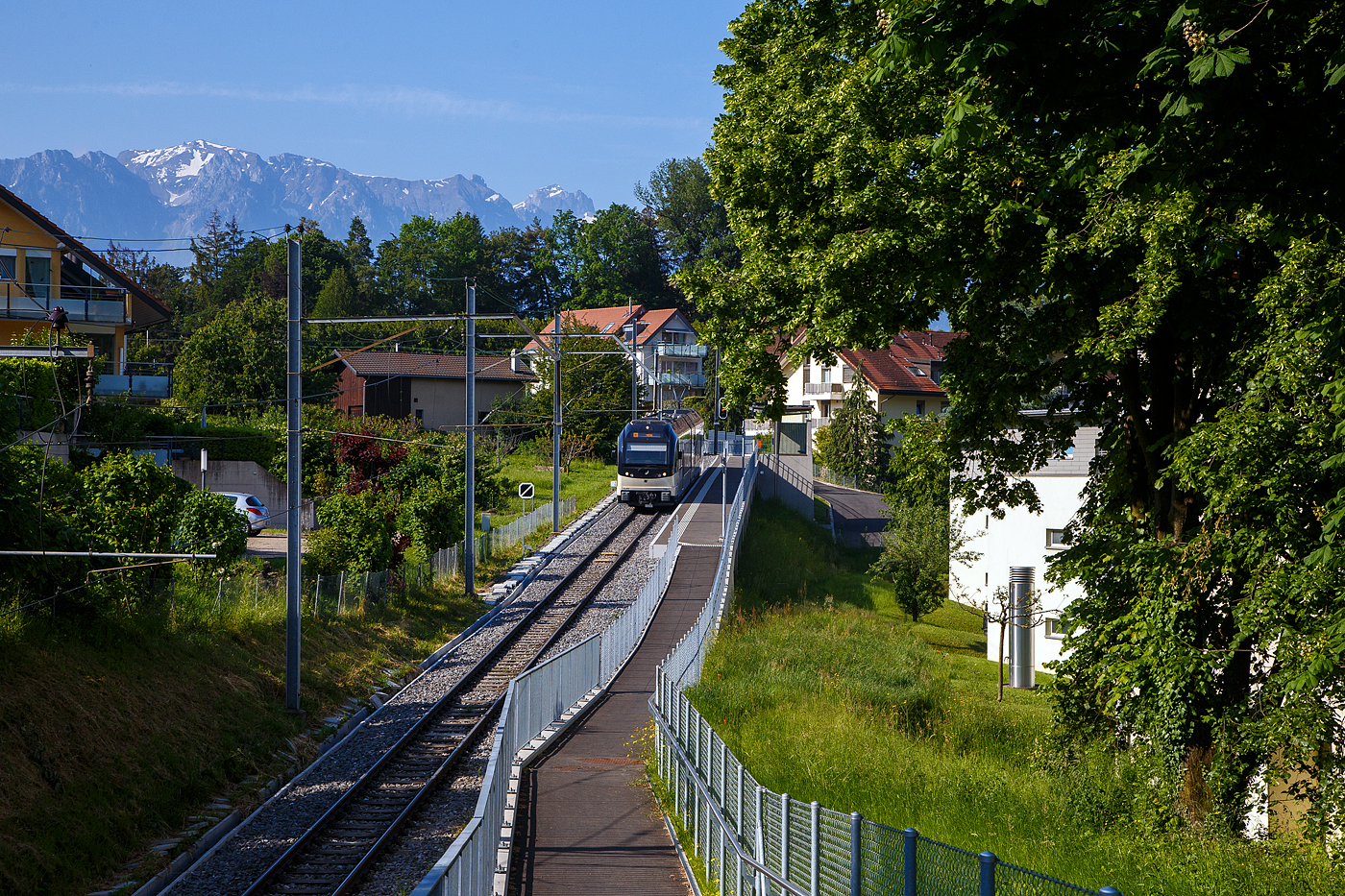 Der MVR (ex CEV) SURF ABeh 2/6 7501  Saint-Légier-La Chiésa , als R /(Regionalzug) von Blonay nach Vevey, fährt am 27.05. 2023 ohne Halt durch die neue Bedarfshaltestelle Vevey Vignerons, welche leider die beiden Haltestellen Clies und Gilamont ablöst hat.