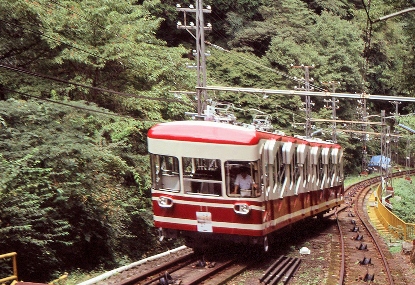 Der Nankai-Konzern, Partnerbahn der MOB: Der alte Standseilbahnwagen 11 der Strecke von Gokuraku-bashi nach Kôya-san hinauf. 23.September 2004 