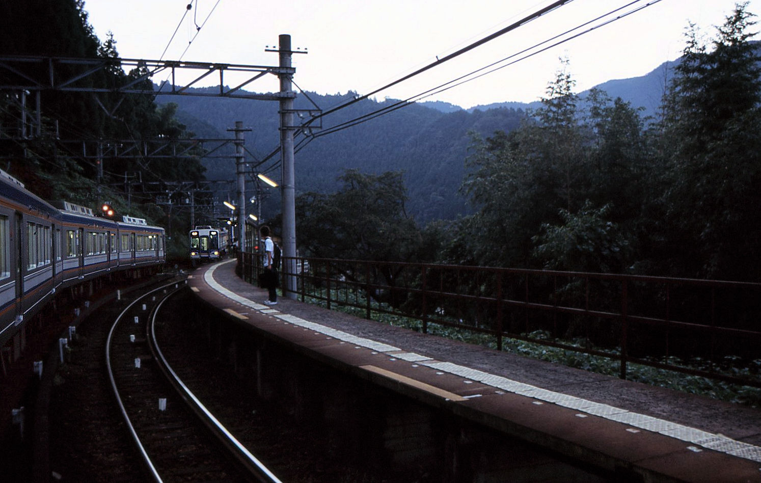 Der Nankai-Konzern, Partnerbahn der MOB: Unterwegs auf der Bergstrecke zum Kôya-san nach Sonnenuntergang. Kreuzung zweier Züge (links Nr. 2002) in Kami Kosawa, 21.September 2004. 