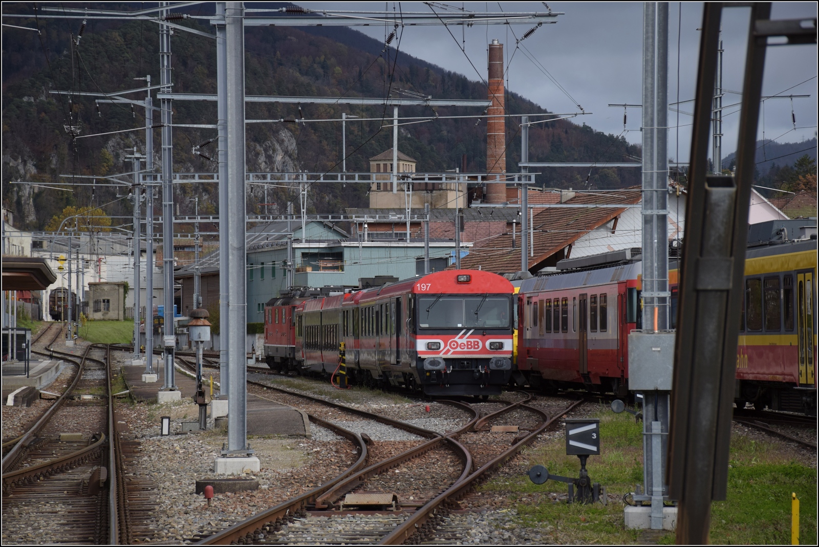 Der neue, alte Pendelzug nach Balsthal. Offenbar wird ab Fahrplanwechsel wieder mit EW I, der Chimäre Jumbowagen und als Zugpferd die Re 4/4 III 11350 mit wechselvoller Geschichte gefahren. November 2023.