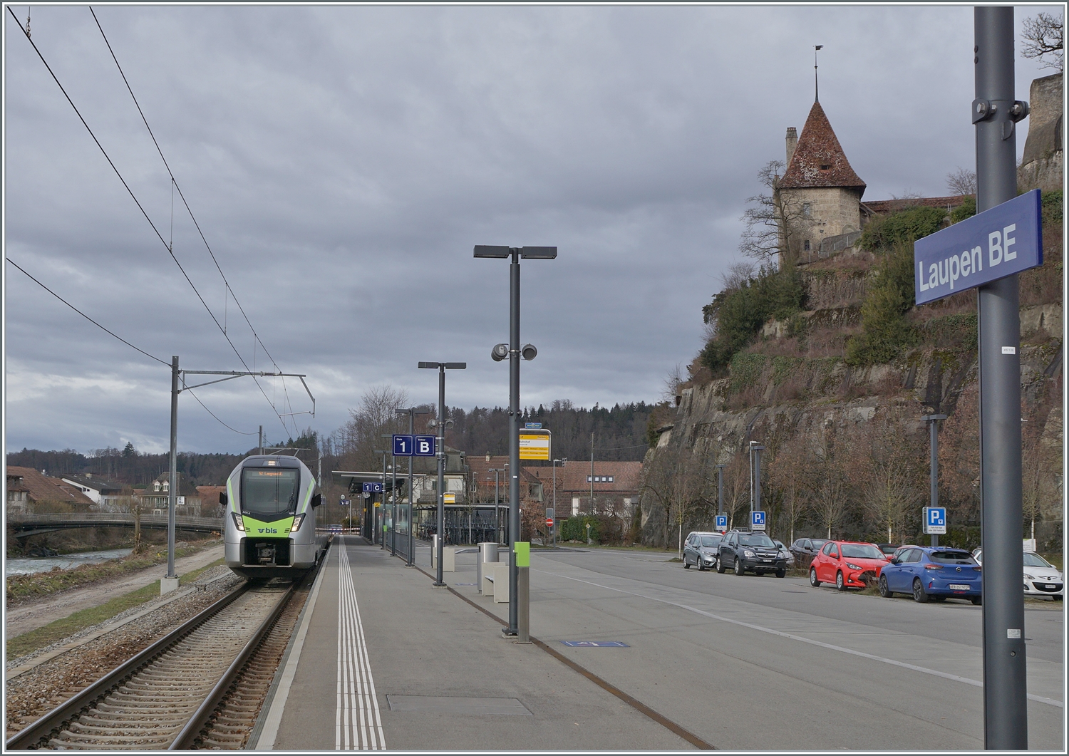 Der neue Bahnhof von Laupen (BE) mag fonctionnel sein, verfügt aber über keinerlei Charme. Ums so mehr böte sich der  alte Bahnhof  und die Strecke nach Gümmenen für eine Museumsbahn an... Der BLS RABe 528 104 wartet in Laupen BE auf die Abfahrt als S 2 15243 nach Langnau i.E. via Bern - Konolfingen. 

24. Jan. 2024