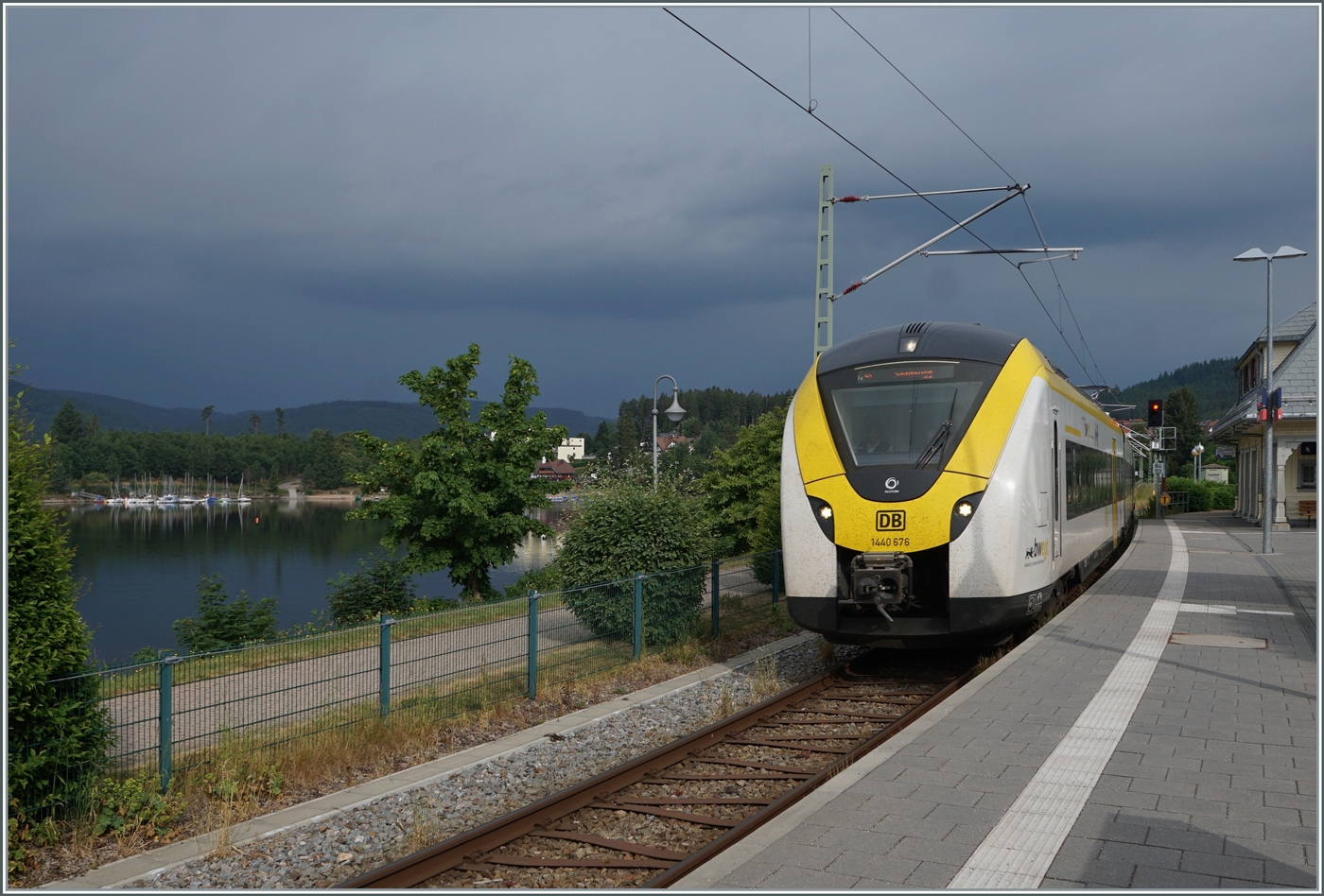 Der noch vor einigen Minuten blaue Himmel zeigt sich bei der Einfahrt des DB 1440 676 Coradia Continental 2  Grinsekatze  in Schluchsee schon bedrohlich dunkel. 

21. Juni 2023