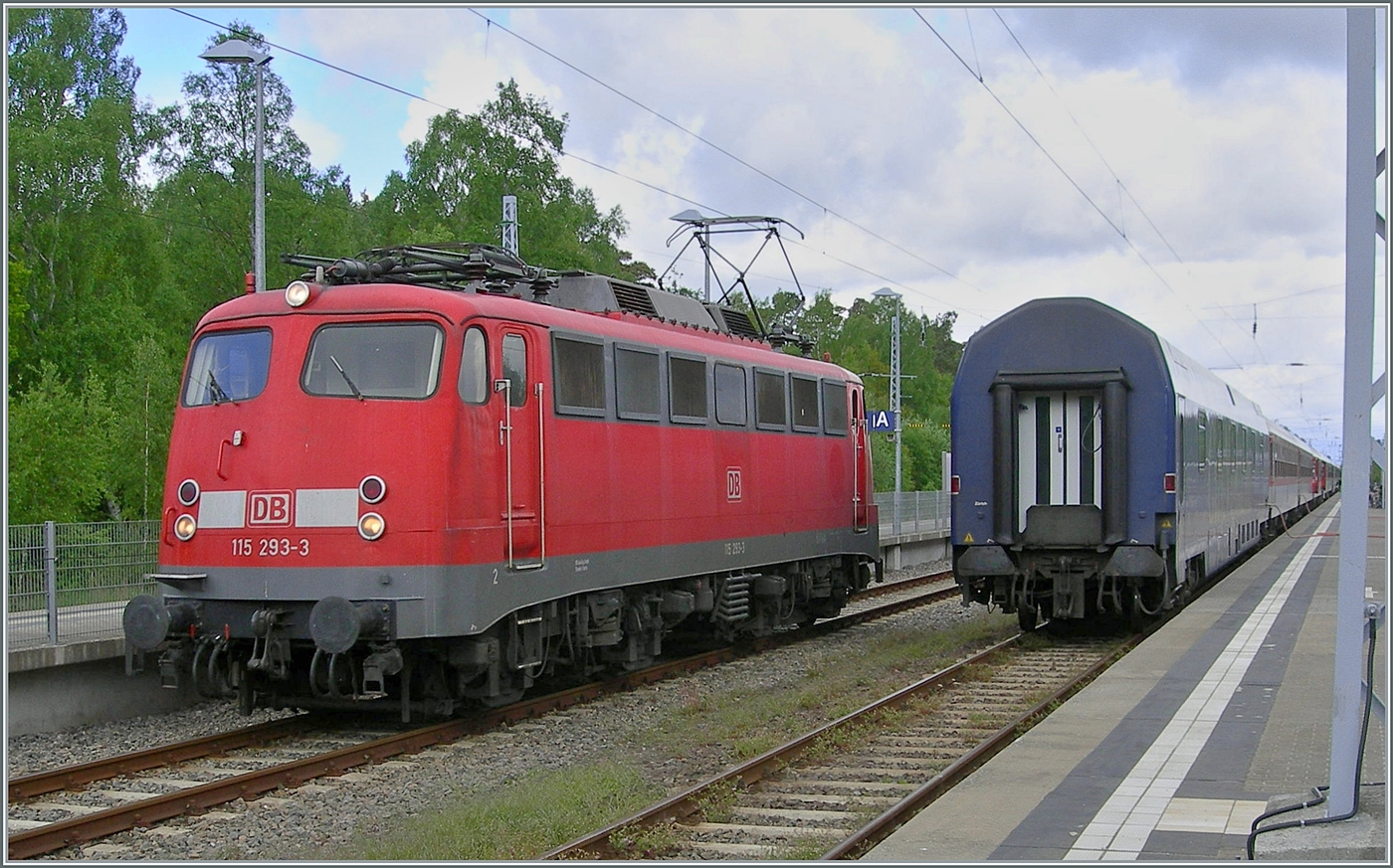 Der NZ 1449  Saturn  ist in Binz eingetroffen - Endstation. Die DB 115 293-3 umfährt die Komposition und bringt sie später auf ein Abstellgeleis. Hinter der nüchternen Zugsnummer  NZ 1449  verbirgt sich ein interessantes Zuglauf: Hagen Ostseebad Binz via Berlin. Unterwegs gesellen sich Kurswagen CC und WL) aus München dazu und heute sogar ein CNL-WL aus Zürich. 26. Mai 2006