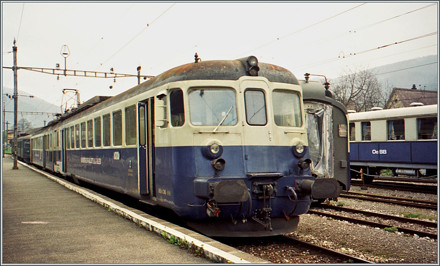 Der OeBB ABDe 4/8 745 (ex BLS 741) wartet in Balsthal auf die Abfahrt nach Oensingen. Rechts im Bild ist wahrscheinich der ABDe 4/8 744 zu sehen, der als Ersatzteilspender diente.  

Analogbild vom Mai 2001
