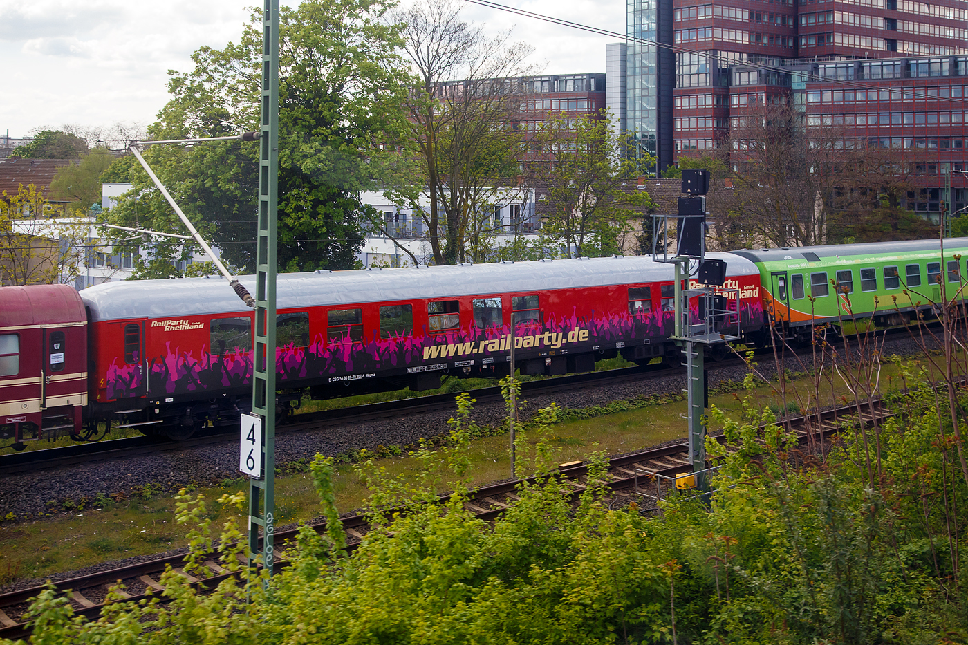 Der Partywagen D-CBG 56 80 89-70 207-6 der Gattung Wgmz der RailParty Rheinland GmbH (Jüchen), eingestellt durch die CBG-Centralbahn (Mönchengladbach) die auch der ehem. Eigentümer des Wagen war oder noch ist, am 30.04.2023 im Zugverband in Köln-Deutz, aus einem Zug heraus fotografiert, leider mit zwei Masten davor.

Übrigens, im Juni 2017 sah der Wagen noch so aus:
http://hellertal.startbilder.de/bild/Deutschland~Wagen~Personenwagen/561961/wgmz-gesellschaftswagen-d-cbb-56-80-89-70.html
