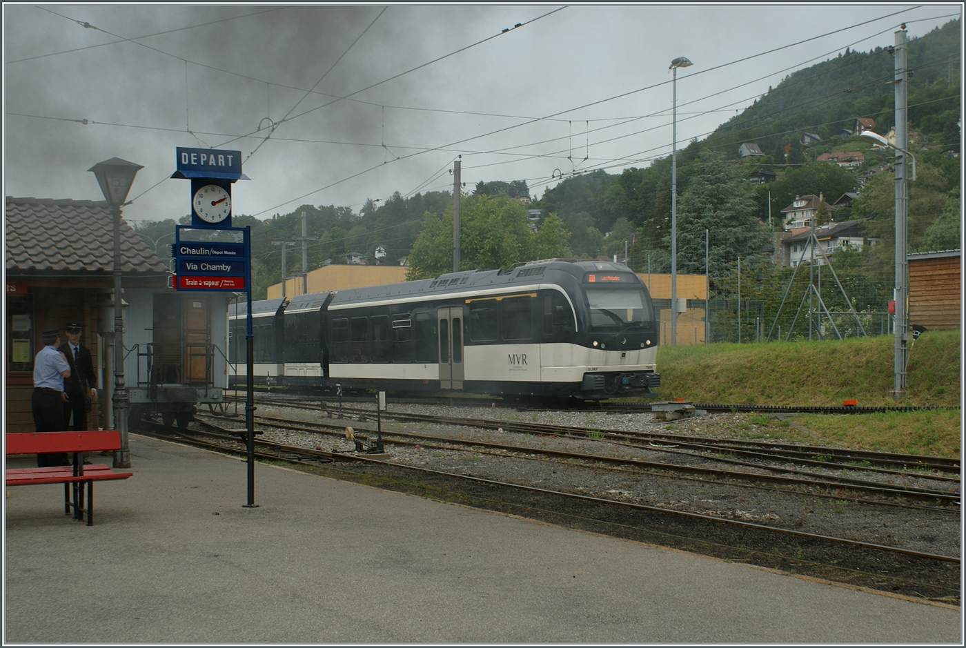 Der Rauch und Dampf der rangierenden (und auf diesem Bild nicht zu sehenden) G 2x 2/2 105 zauberte eine eindrückliche Szenerie in den Bahnhof von Blonay, als der CEV MVR ABeh 2/6 7506 den Bahnhof in Richtung Les Pléiades verlässt.

9. Juni 2024