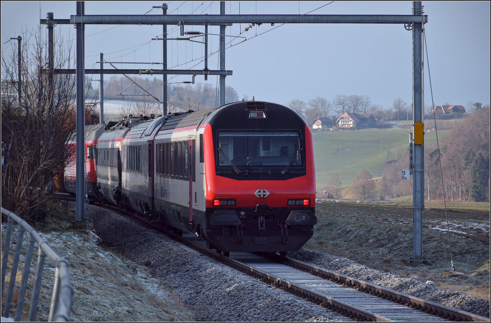 Der von Re 460 014 'Val de Trient' gezogene Messzug in Mittelhäusern. Im Bild der IC-Steuerwagen Bt 50 85 28-94 918-5 CH-SBB. Januar 2026.