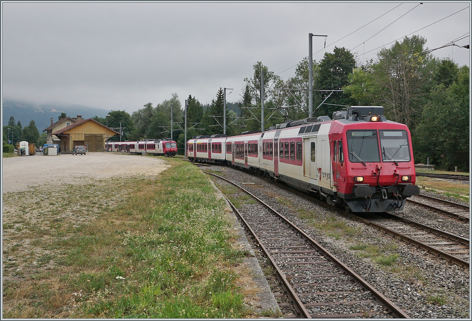 Der Regionalzug 6012 von Le Brassus nach Vallorbe mit dem TRAVYS RBDe 560 384-0  Lac de Brenet  verlässt Le Pont in Richtung Vallorbe. 

6. August 2022