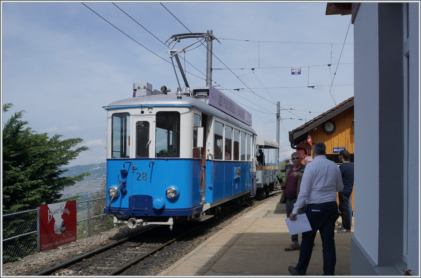 Der relativ neue TL Ce 2/3 von 1948 eröffnet mit dem LLB Flachwagen (Baujahr 1915) der mit Sitzbänken für Reisende ausgerüstet ist die Saison 2023.
Im Vordergrund rechts im Bild, Gesicht verfälscht, ein Mitarbeiter von Rail One und der Chef der BC.  

Chamby, den 6. Mai 2023