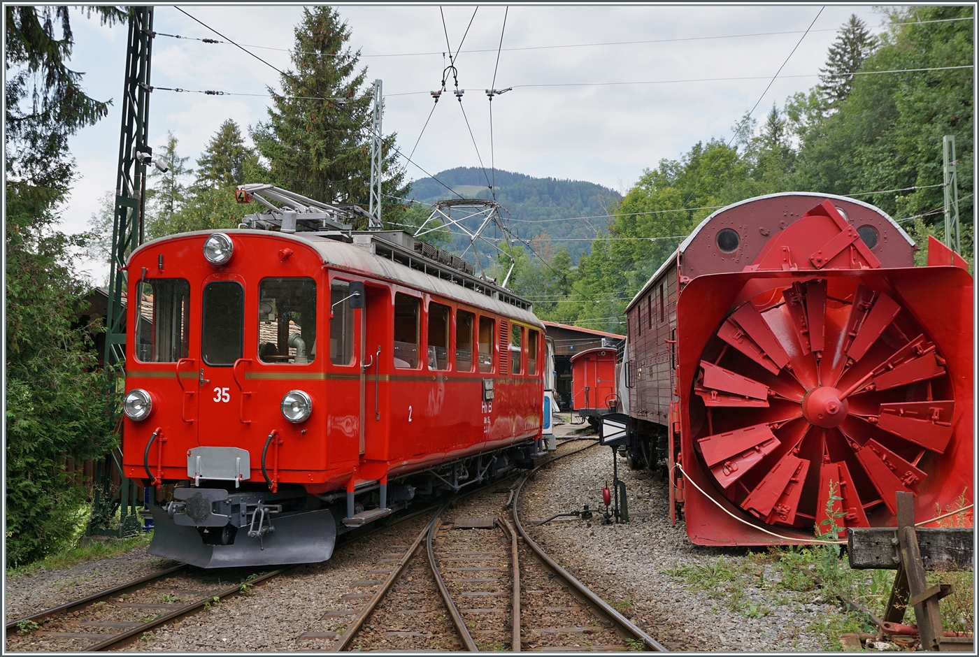 Der RhB ABe 4/4 I N° 35 der Blonay-Chamby Bahn erreicht den Museumsbahnhof Chaulin. 

4. Aug. 2024