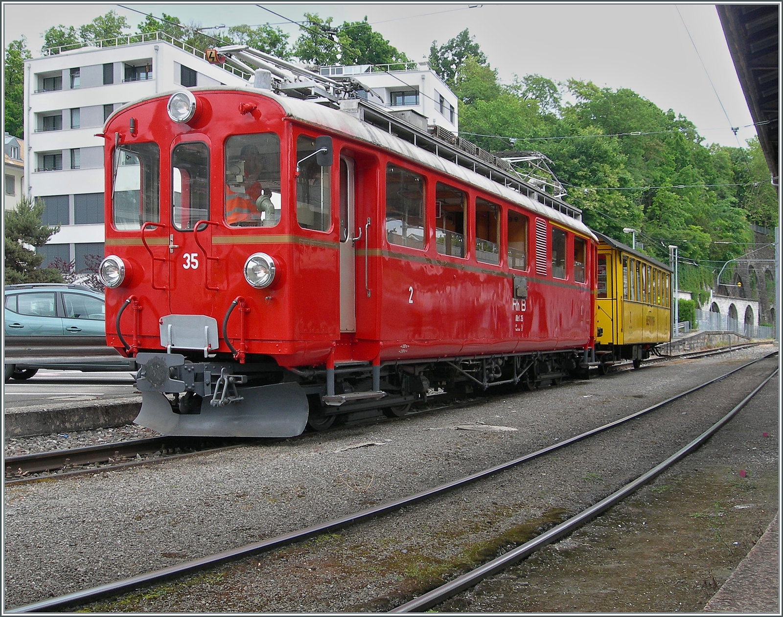 Der RhB Abe 4/4 I 35 der Blonay Chamby Bahn wartet in Vevey mit dem Salonwagen als  Riviera Belle Epoque  auf die Abfahrt nach Chaulin. Bereits im August begann dann der Umbau des CEV MVR Bahnhofs von Vevey welcher den Betrieb doch stark einschränkt.  

25. Mai 2025