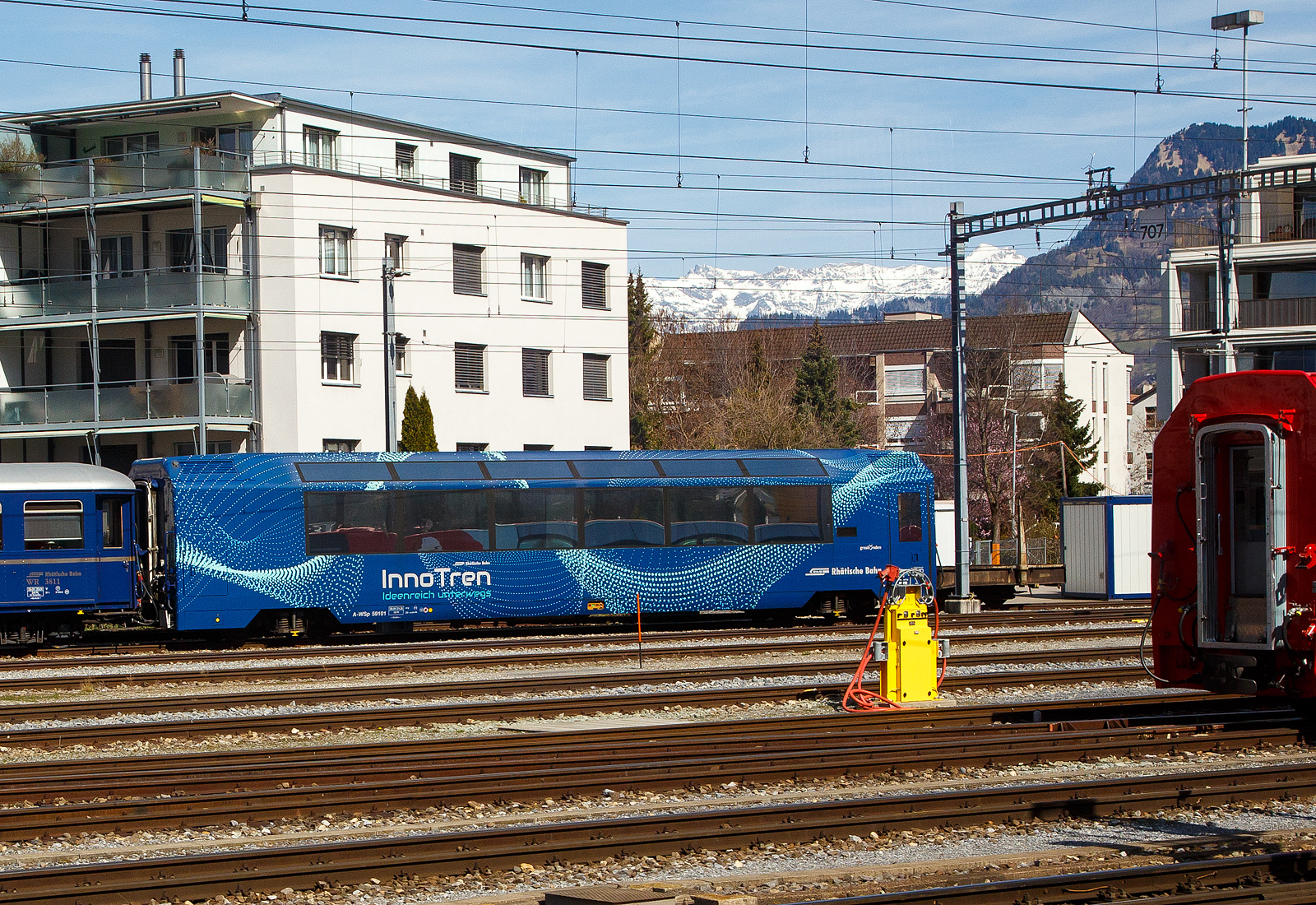 Der RhB Gourmino Speisewagen WR 3811, ex RhB Dr4 3811, ex Mitropa Dr4 11, am 22.03.2023 beim Bahnhof Chur abgestellt.

In den Jahren 1929 und 1930 beschaffte die Mitropa drei als Dr4 10-12 bezeichnete Speisewagen fr den Einsatz in den Luxuszgen der Rhtischen Bahn. Diese Fahrzeuge liefen nicht nur im Glacier Express, sondern auch im Engadin Express und auf Verbindungen nach Davos. Lieferant war die Schweizerische Waggons- und Aufzgefabrik Schlieren (SWS). 1949 ersteigerte die RhB die Speisewagen von der Mitropa.
Die Bezeichnung Dr4 10-12 wurde 1956 in Dr4 3810-3812 und spter in WR 3810-3812 gendert.

WR 3812 wurde 1974 versuchsweise modernisiert und mit Mikrowellenherden ausgerstet. WR 3810-3811 hingegen wurden 1982 bzw. 1983 als nostalgische Speisewagen hergerichtet und mit einer neuen Kcheneinrichtung versehen, die eine Zubereitung frischer Speisen gestattet.

1996 wurde WR 3812 generalberholt, wobei die RhB auch die Inneneinrichtung weitgehend in den Originalzustand zurckversetzte. Bei dieser Gelegenheit tauschte der Wagen sein rotes gegen ein knigsblaues Farbkleid mit groem  Gourmino -Schriftzug ein. Diesen aufflligen Farbton erhielten spter ebenfalls WR 3810-3811. Alle drei Wagen wurden inzwischen erneut umlackiert und prsentieren sich heute im noblen Blauton des Alpine Classic Pullman Express (ACPE). Der Gourmino fhrt meist auf der spektakulren Albulalinie zwischen Chur und St. Moritz.

TECHNISCHE DATEN:
Baujahr und Hersteller: 1929 / SWS
Spurweite: 1.000 mm
Anzahl der Achsen: 4
Lnge ber Puffer: 16.440 mm
Sitzpltze: 36
Eigengewicht: 25,0 t
zulssige Geschwindigkeit: 90 km/h
Lauffhig: StN (Stammnetz) / MGB (Matterhorn Gotthard Bahn)