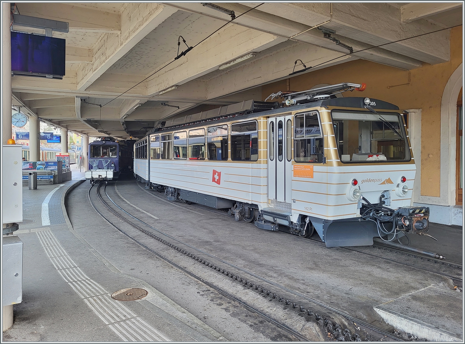 Der Rochers-de-Naye Bhe 4/8 305 steht im Bahnhof von Montreux. 

17. Feb. 2024