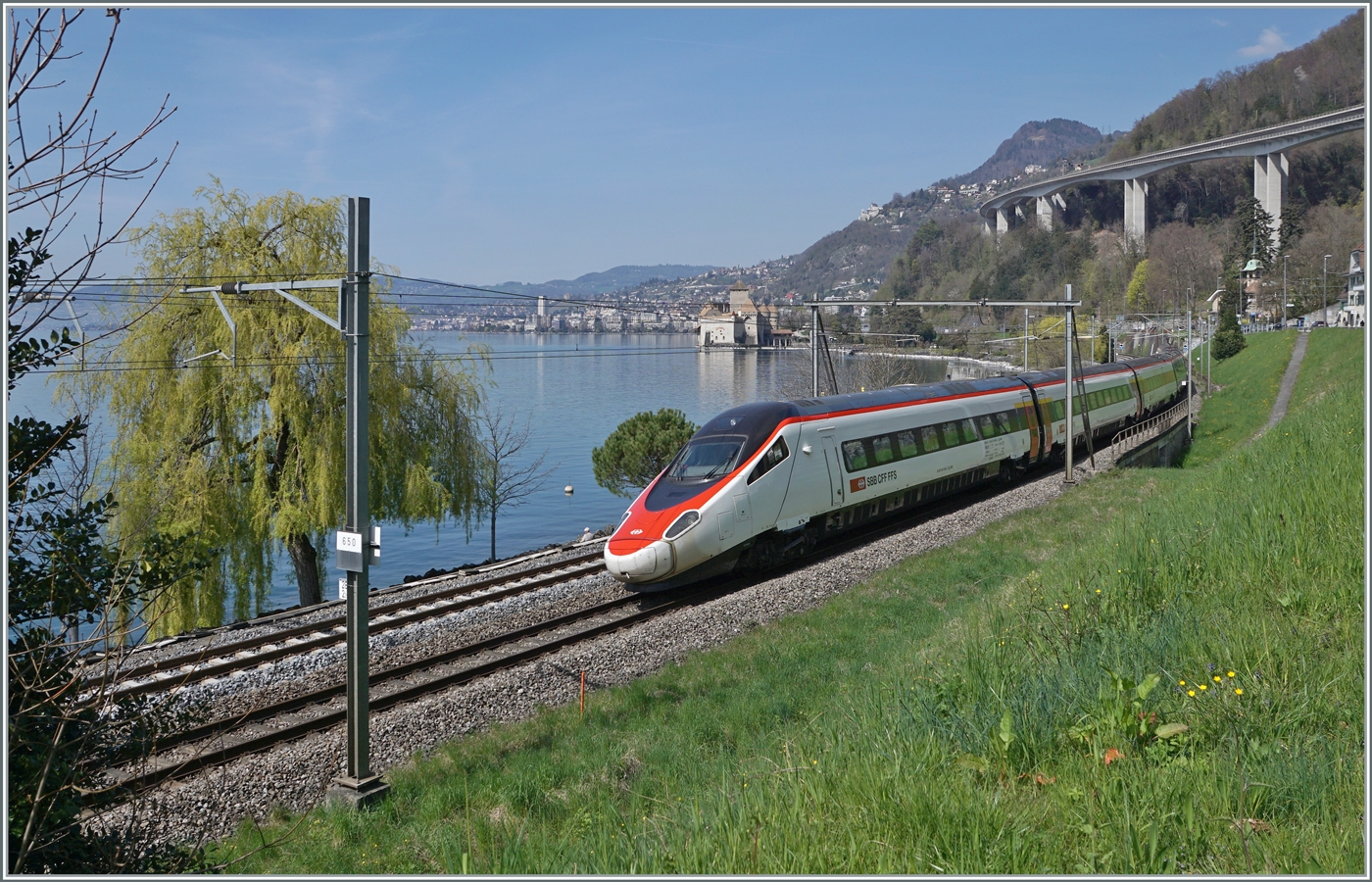 Der SBB ETR 610 009 ist als EC 45 von Genève nach Milano unterwegs und konnte kurz vor Villeneuve in der Frühlingsgrünen Landschaft am Genfer See fotografiert werden. Im Hintergrund ist das Château de Chillon zu erkennen.

3. April 2025