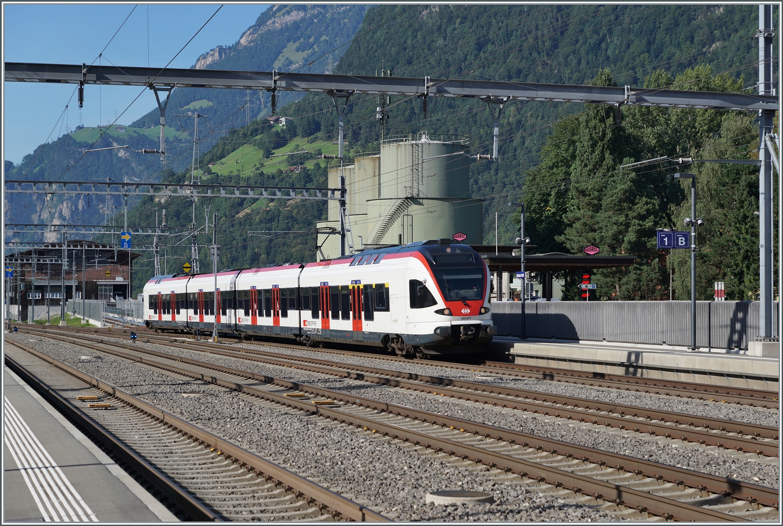 Der SBB Flirt RABe 523 071 ist als S2 von Baar Lindenpark nach Erstfeld unterwegs und erreicht Altdorf. 

4. Sept. 2023