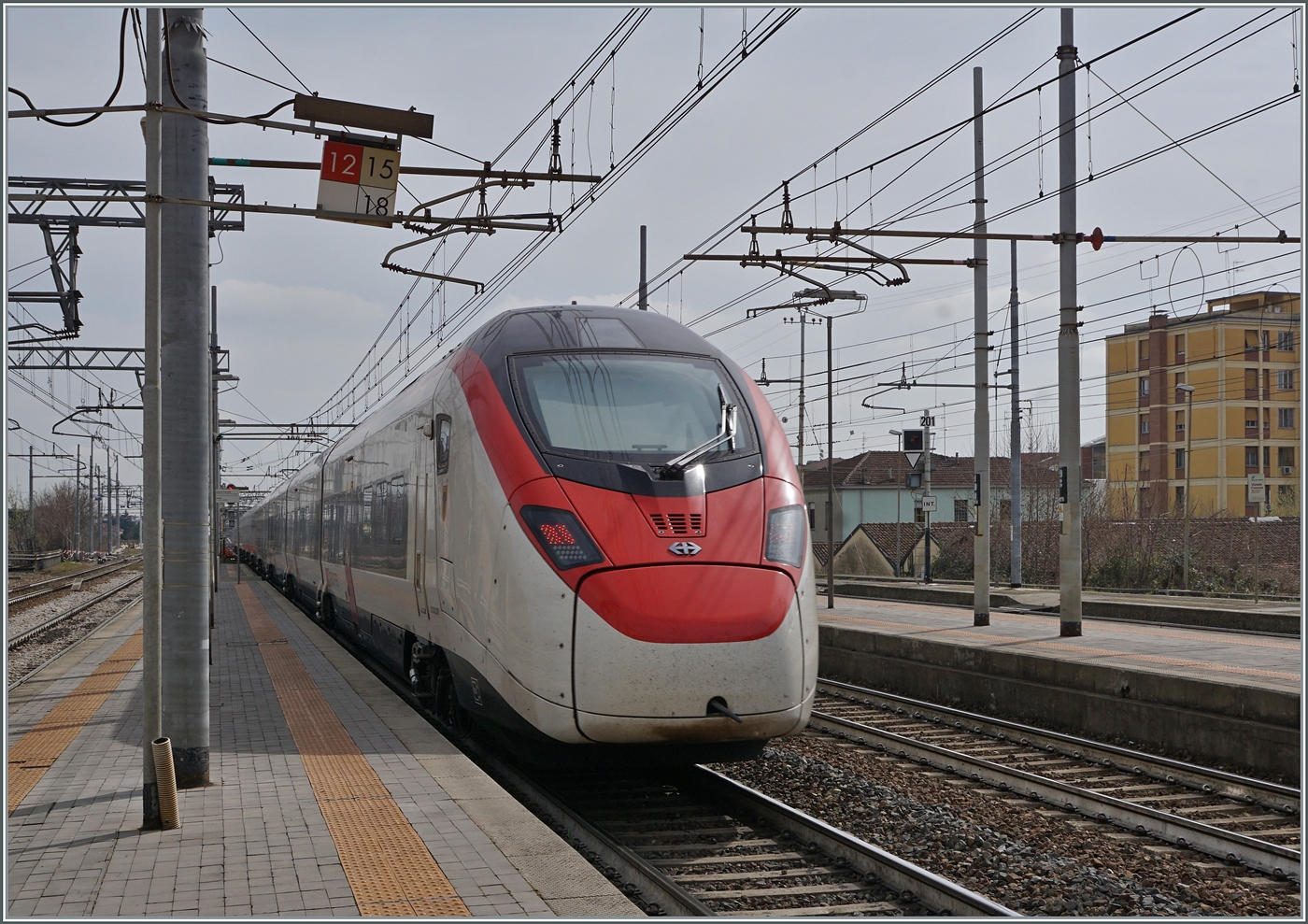 Der SBB Giruno RABe 501 007 URI  ist als EC 307 von Zürich nach Bologna unterwegs verlässt Parma.

13. März 2023