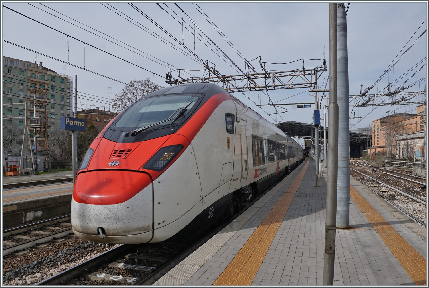 Der SBB Giruno RABe 501 007 URI  ist als EC 307 von Zürich nach Bologna unterwegs verlässt Parma. 

13. März 2023