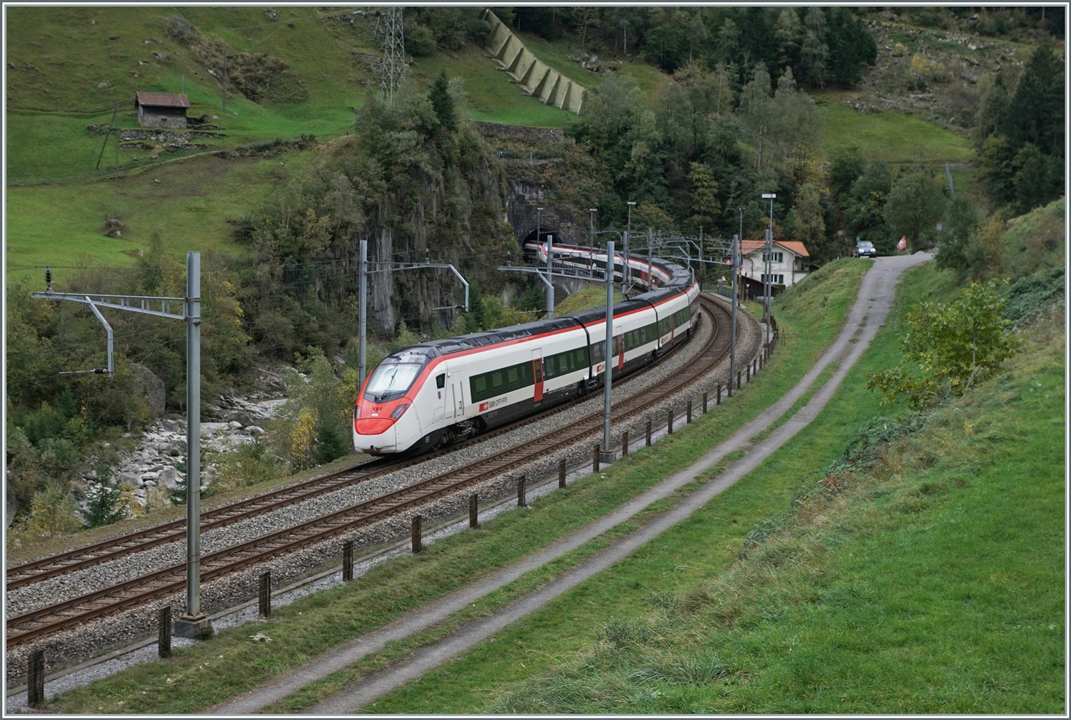 Der SBB Giruno RABe 501 001  Ticino  und ein weiterer sind in der bei Fotografen bekannten  Wattinger Kurve  auf der Fahrt in Richtung Süden.

19. Okt. 2023
