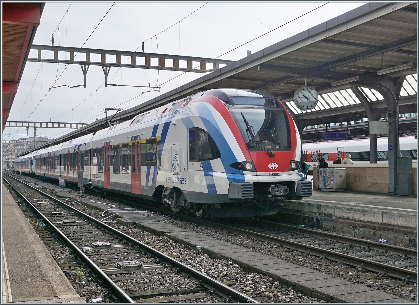 Der SBB LEX 522 219 und ein weiterer sind als RL von La Plaine an ihrem Ziel angekommen. Bisher habe ich immer erw�hnt, dass die RL5 einheitlich unter dem SNCF Stromsystem 25 000 Volt 50 Hz verkehren. Doch dieser Zug wurde kurz nach Vernier auf die vom Flughafen her kommende Strecke geleitet und f�r dann unter SBB Strom 15 000 16 2/3 Hz das restliche St�ck bis nach Gen�ve. 
Diese M�glichkeit erh�rt zumindest f�r die LEX Z�ge die Flexibilit�t der sonst in diesem Streckenabschnitt nur einspurigen Strecke-

29. April 2026