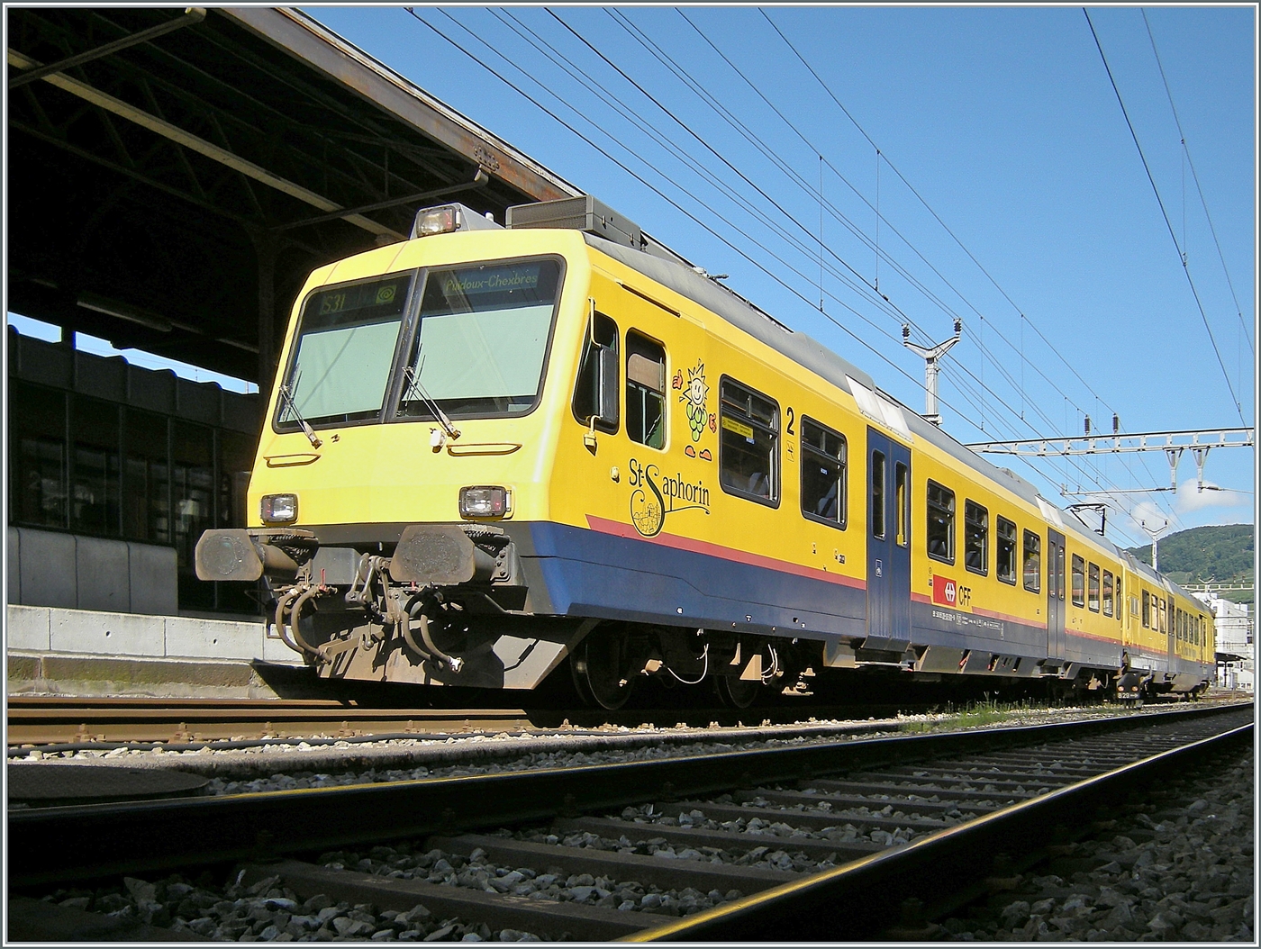 Der SBB NPZ RABe 560 131  Train des Vignes   steht in Vevey. Die Sonderlackierung stand dem NPZ sehr gut, schade, dass beim Umbau zum  Domino  diese nicht beibehalten wurde.

9. August 2008