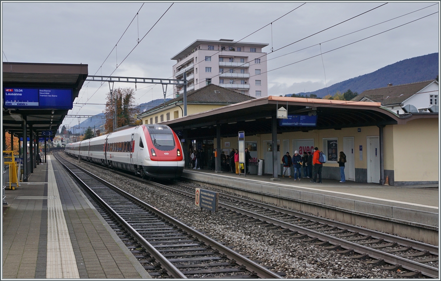 Der SBB RABe 500 ICN mit der UIC Nummer 94 85 0 500 019-0 CH-SBB ist als IC5 1527 von Lausanne nach Zürich unterwegs und erreicht Grenchen Süd. 

18. Nov. 2023