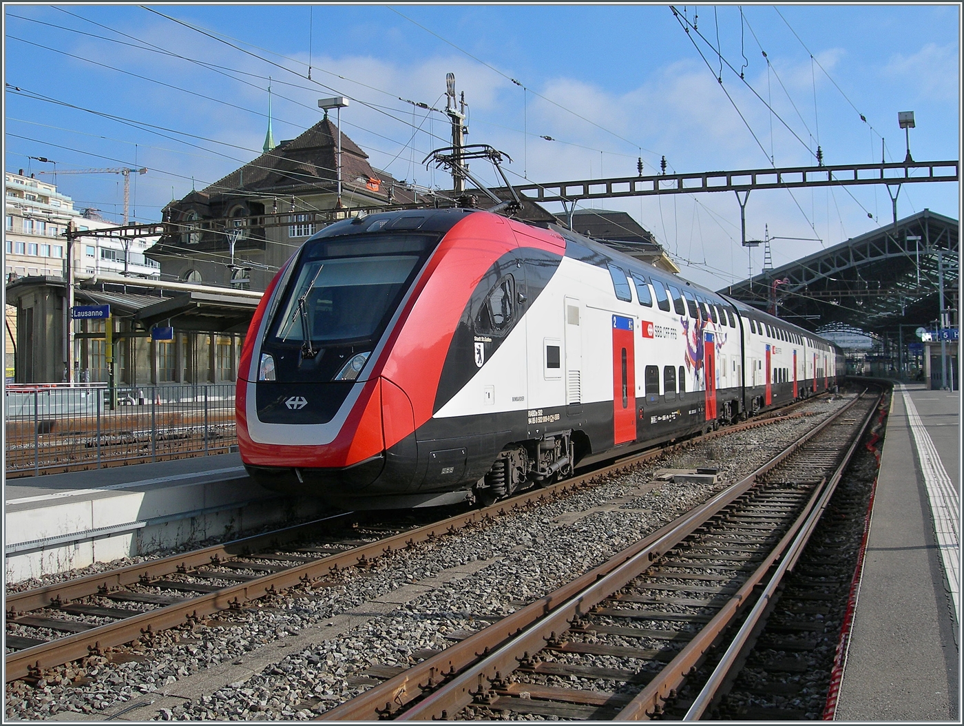 Der SBB RABe 502  Stadt St.Gallen  ist als IR 15 auf dem Weg von Luzern nach Genève Aéroport und konnte beim Halt in Lausanne fotografiert werden.

4. Feb. 2025