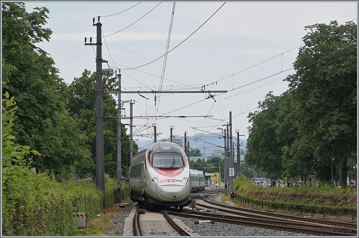 Der SBB RABe 503 018 verlässt als EC 193 von Zürich nach München den Bahnhof Bregenz. Wer nun denkt, ich stehe bei dieser Aufnahme auf dem Gleis hat Recht, ich stehe tatsächlich auf dem Gleis, bei einem offenen Bahnübergang in Bregenz Hafen, denn nur das Durchfahrtsgleis für den Eurocity ist durch eine weitere Barriere gesichert. 

18. Juni 2023