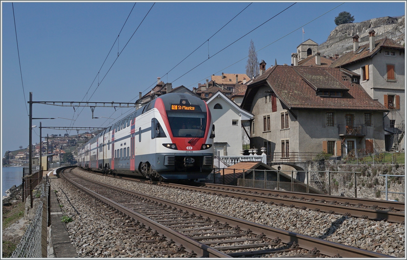 Der SBB RABe 511 019 fährt kurz vor der Ankunft in Vevey durch das schmuckte St-Saphorin.

25. März 2022