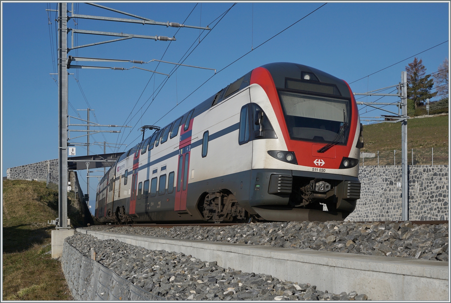 Der SBB RABe 511 030 ist als RE nach Annemase unterwegs und färht in Cully durch. 

16. Feb. 2023
